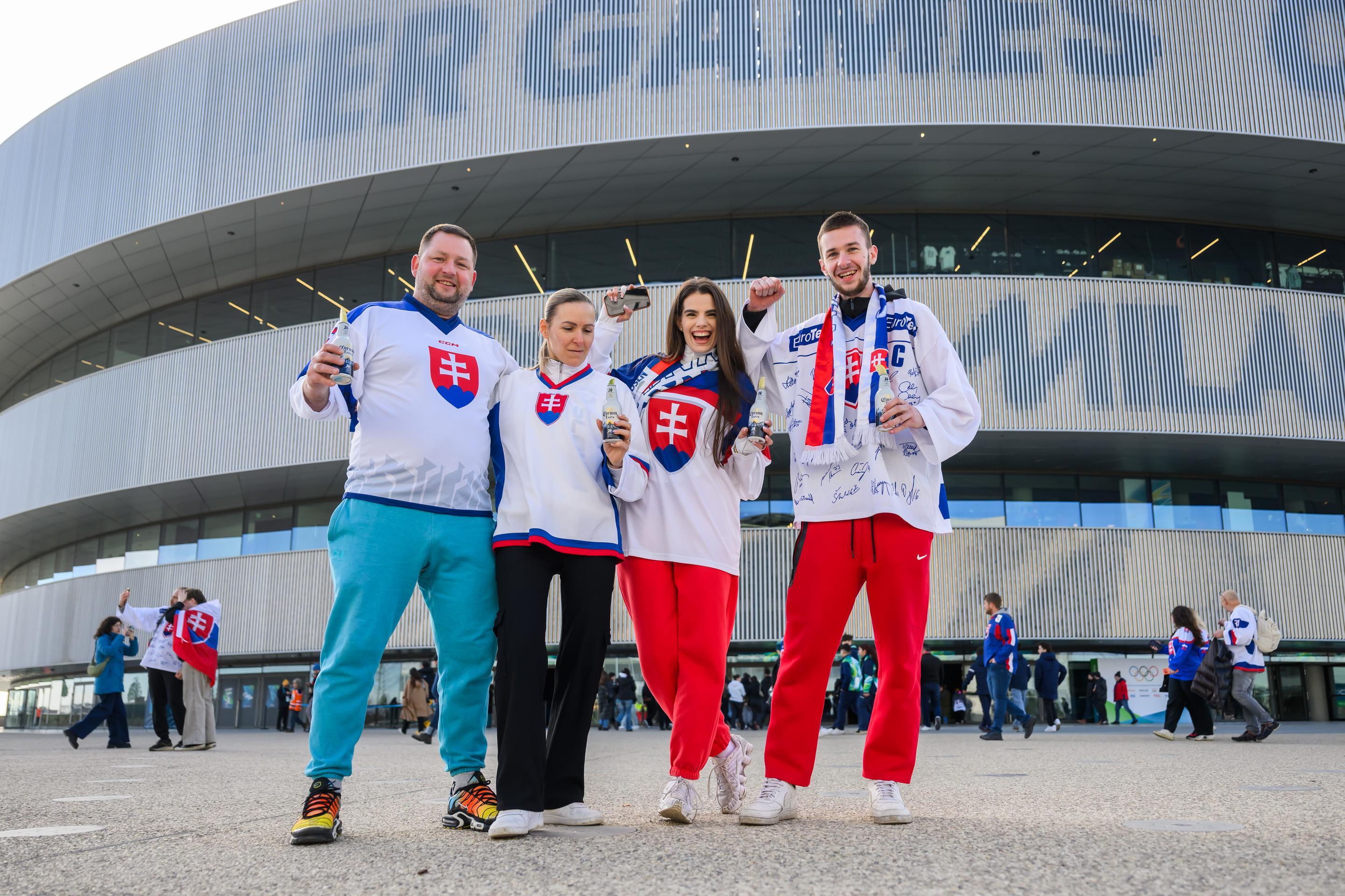 Slovenskí fanúšikovia pred zápasom. 