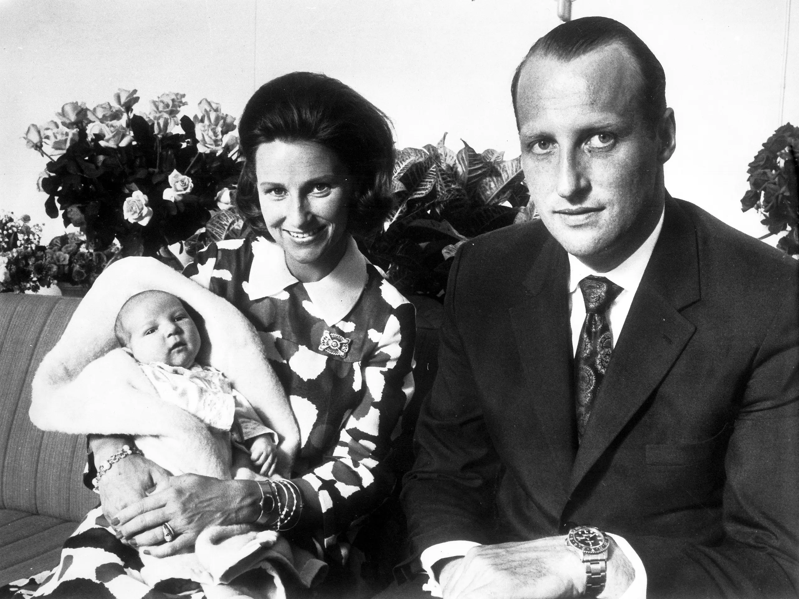 Na archívnej snímke z 26. júla 1973 nórsky korunný princ Harald (vpravo) a korunná princezná Sonja pózujú so svojím synom princom Haakonom Magnusom v nemocnici v Osle.