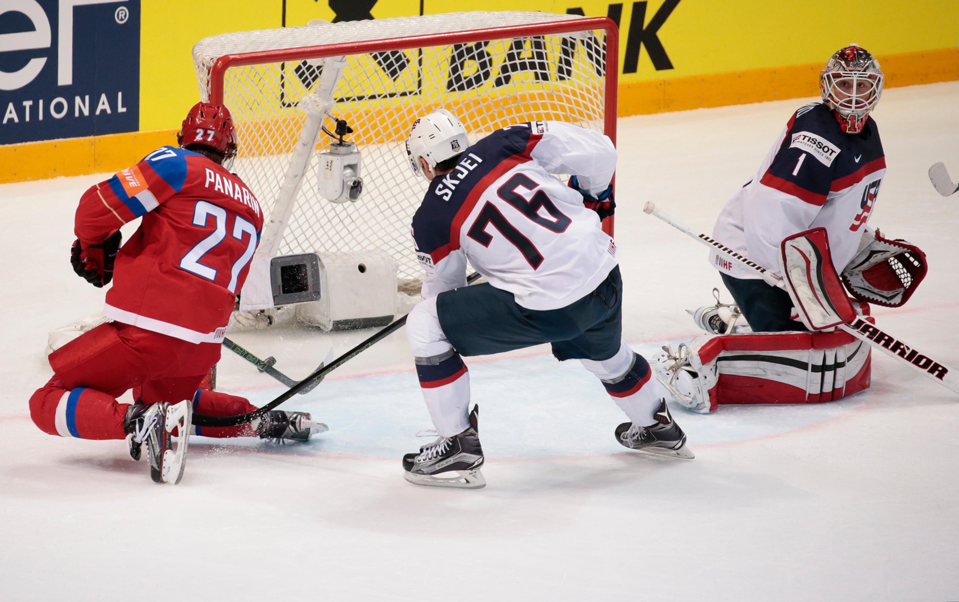 V súboji pri bránke ruský kanonier Artemij Panarin strieľa gól brankárovi USA Keithovi Kinkaidovi cez hráča USA Bradyho Skjeia v