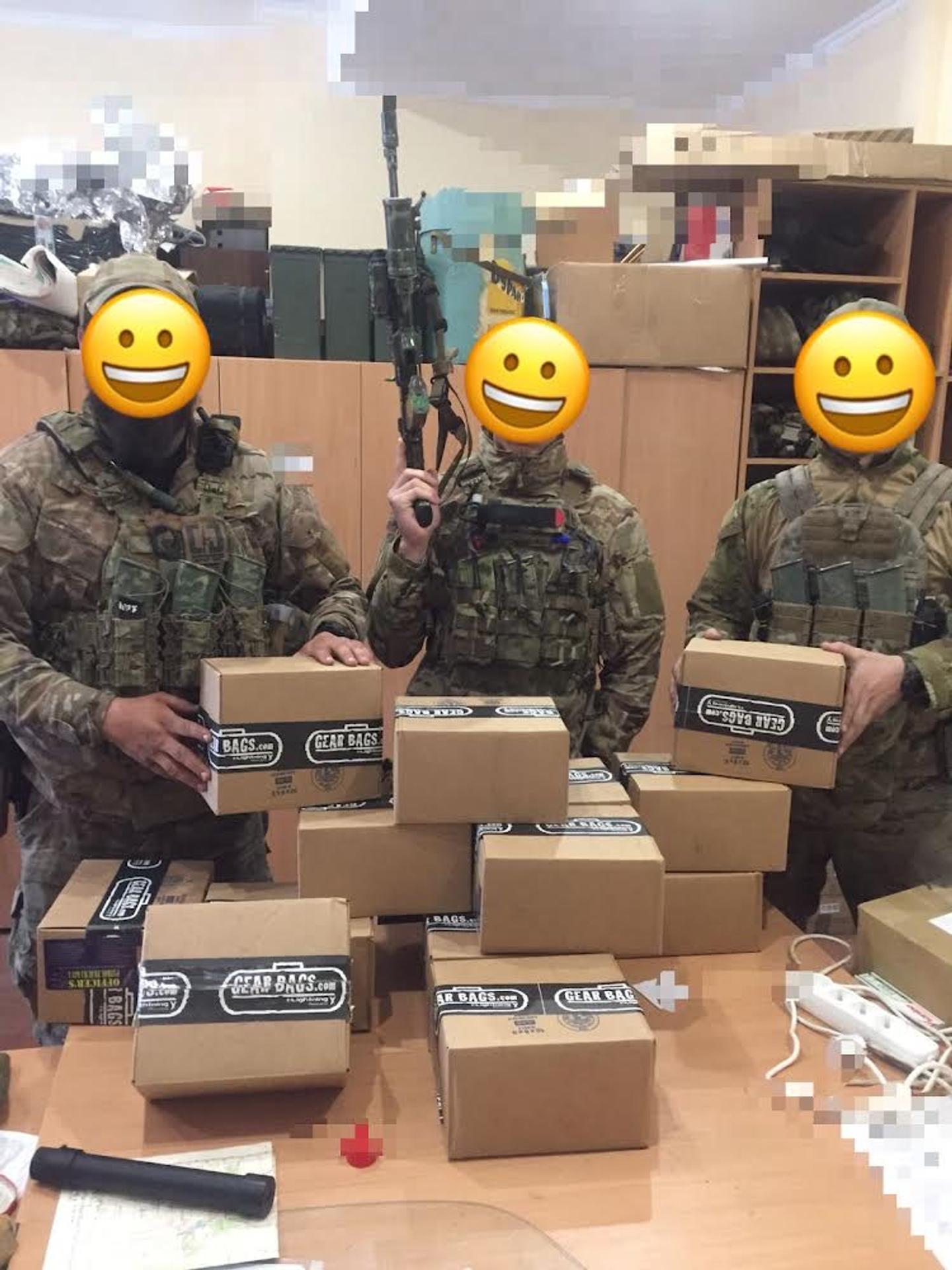 Ukrajinskí vojaci s pomocou, ktorú im priviezol Ján.