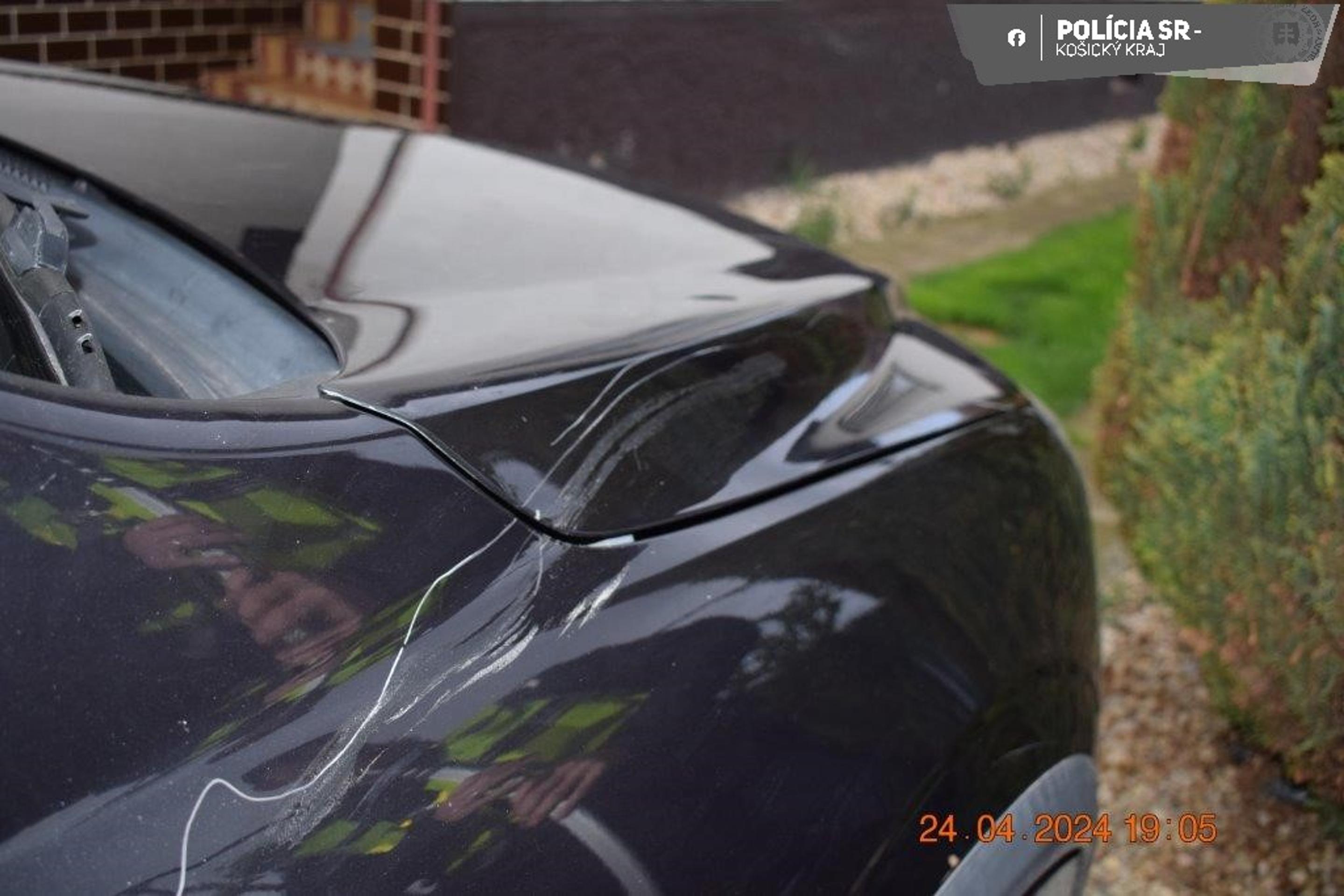 Opitá vodička narazila do kolobežky, na ktorej boli tri deti.