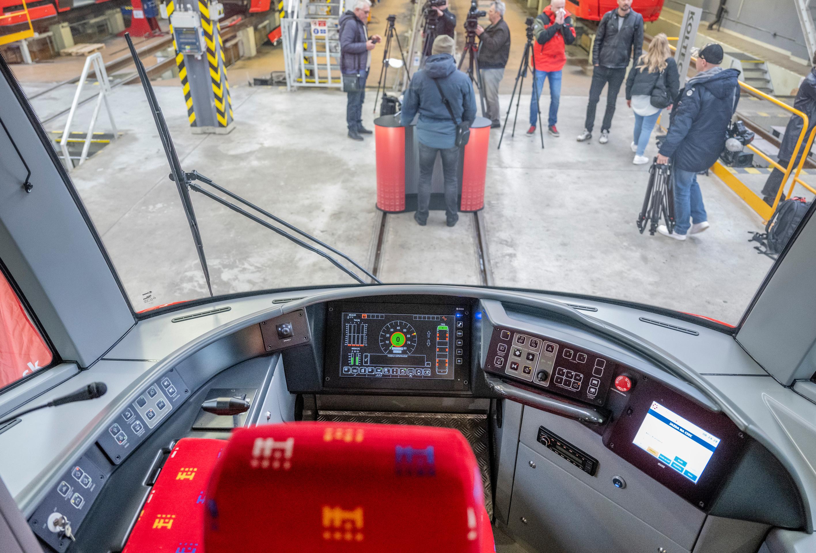 Nové obojsmerné električky v Bratislave.