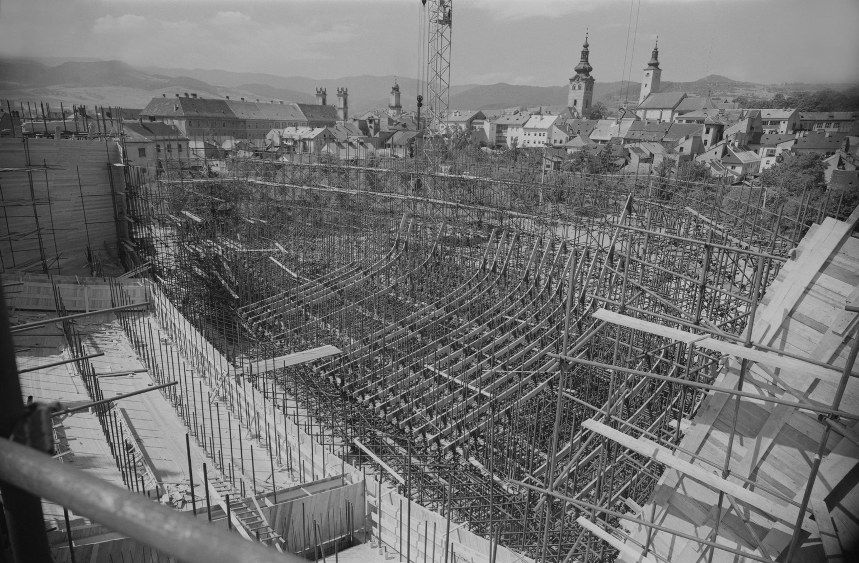 Pohľad na stavbu podporného lešenia a tesárske práce. (22. august 1967)