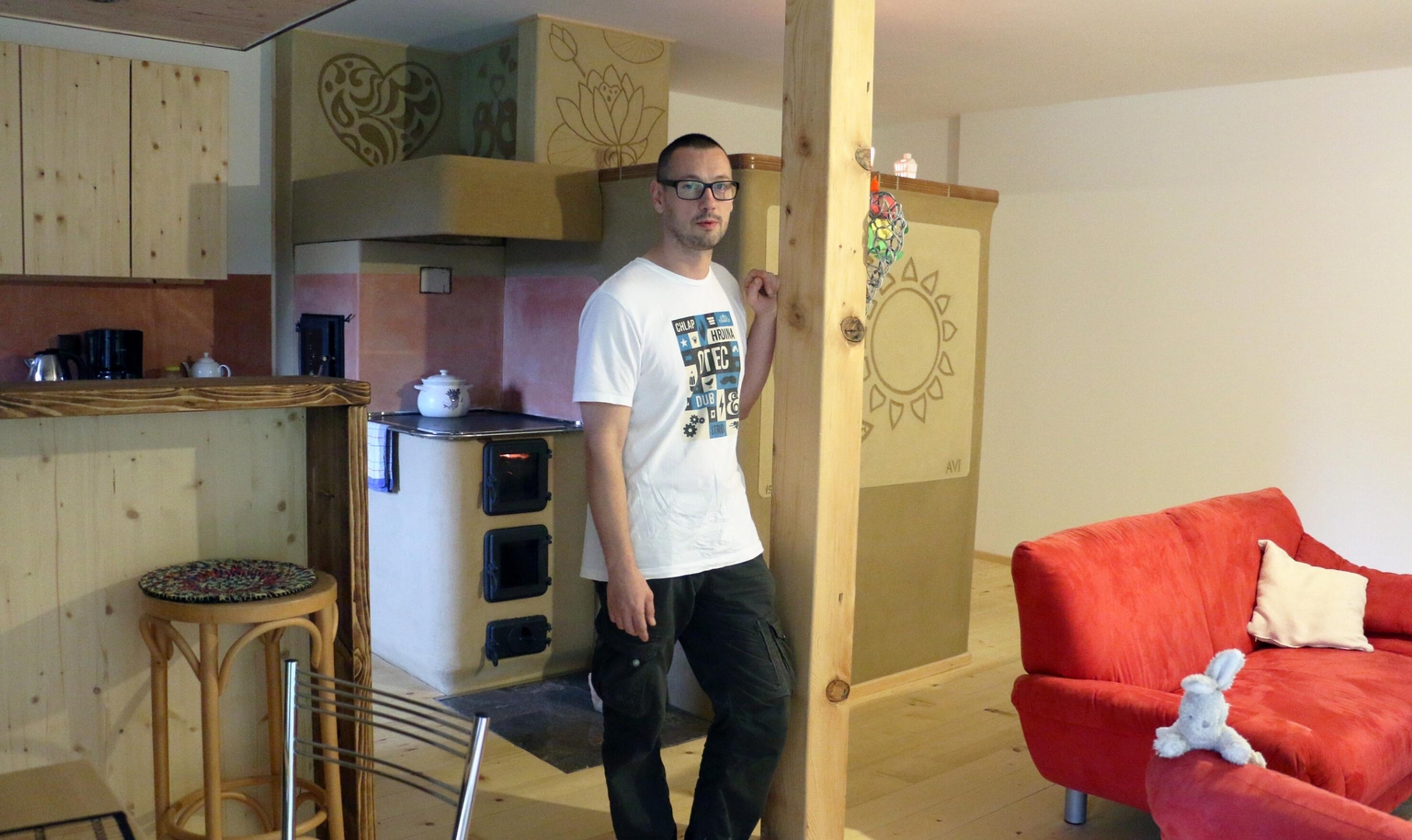 Interiér domu zo slamy 