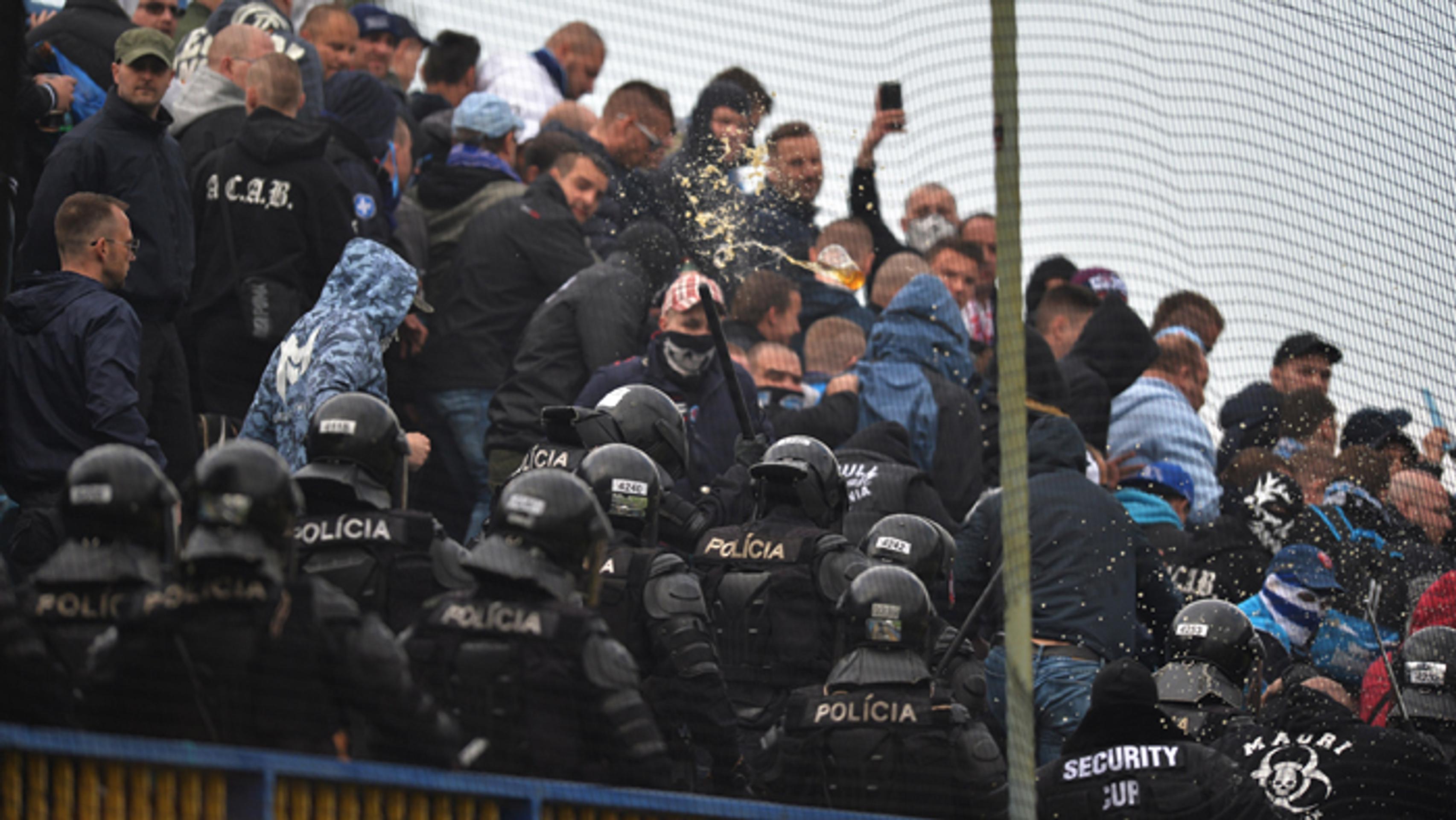 Ťažkoodenci vytláčajú nedisciplinovaných fanúšikov Slovana zo štadiónu v Dunajskej Strede.