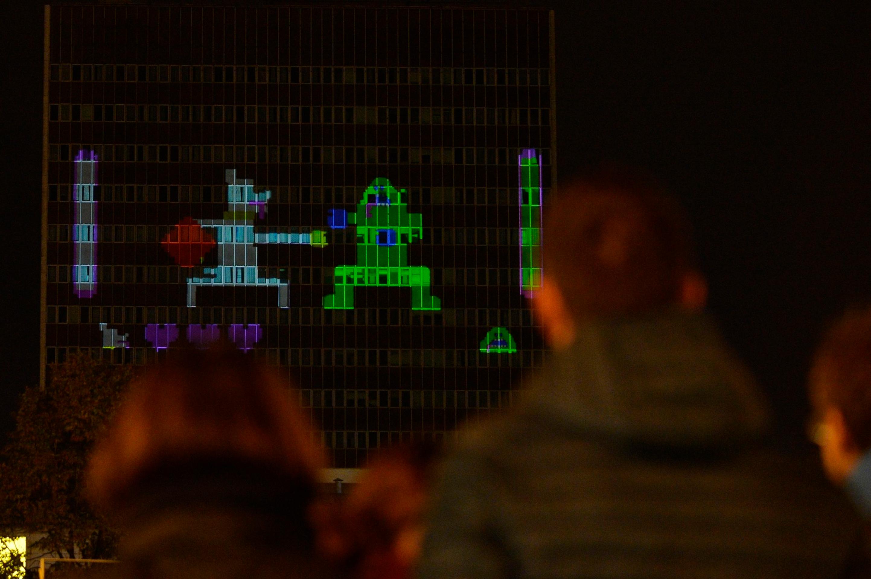 Vizuálna projekcia Duch mesta na fasáde hotela Kyjev.