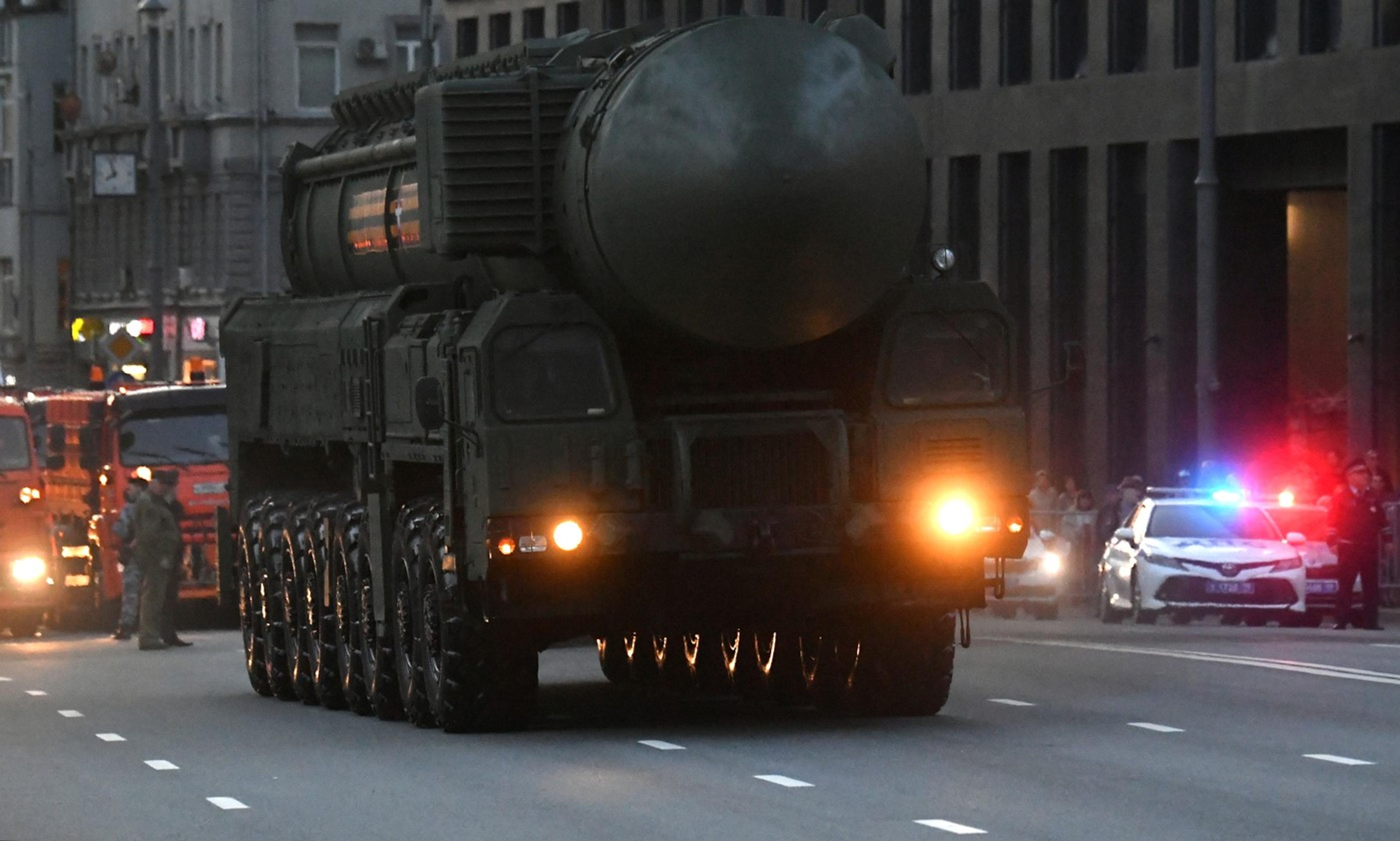 Ruské ICBM Topol-M na vojenskej prehliadke v Moskve.