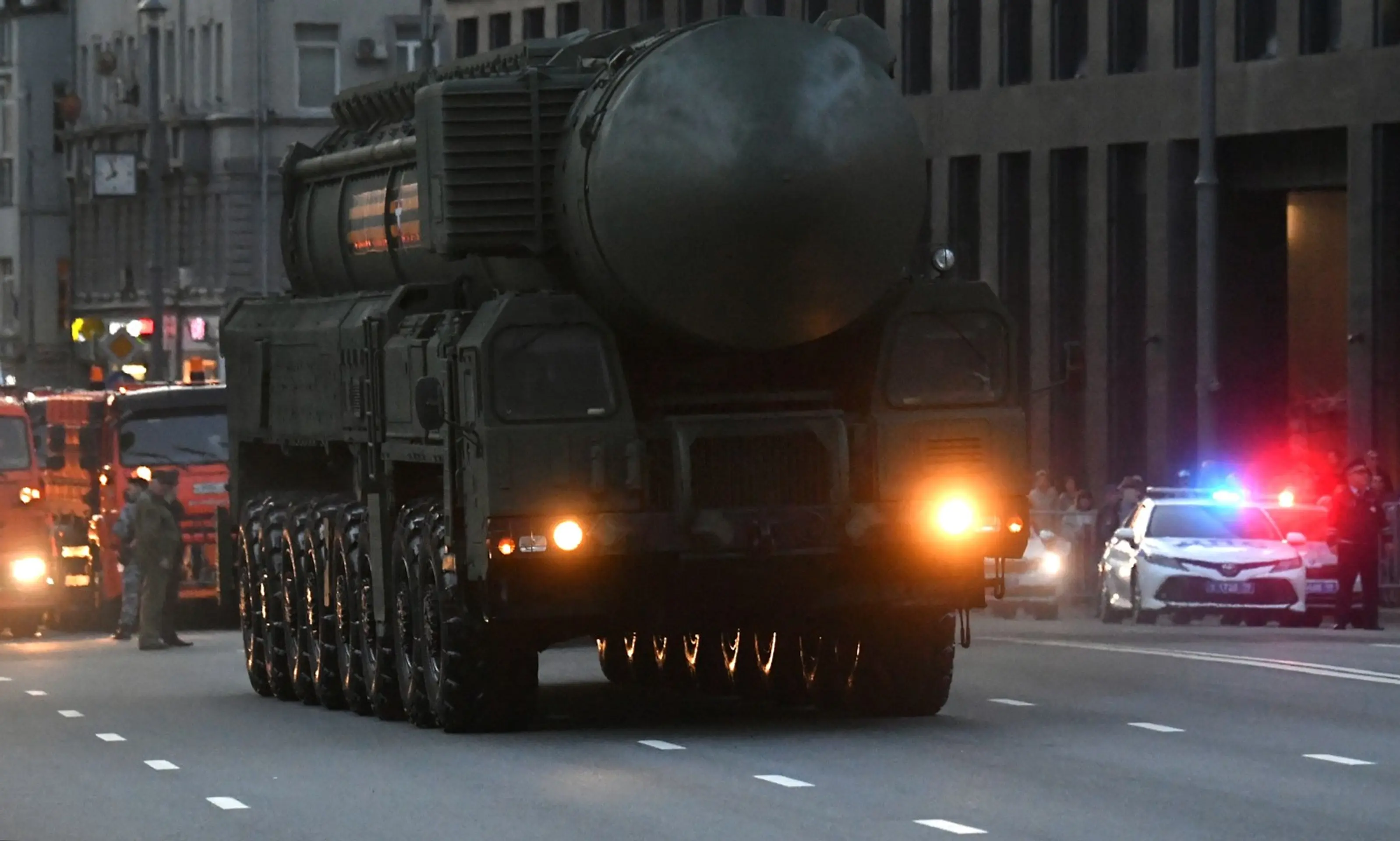 Ruské ICBM Topol-M na vojenskej prehliadke v Moskve.