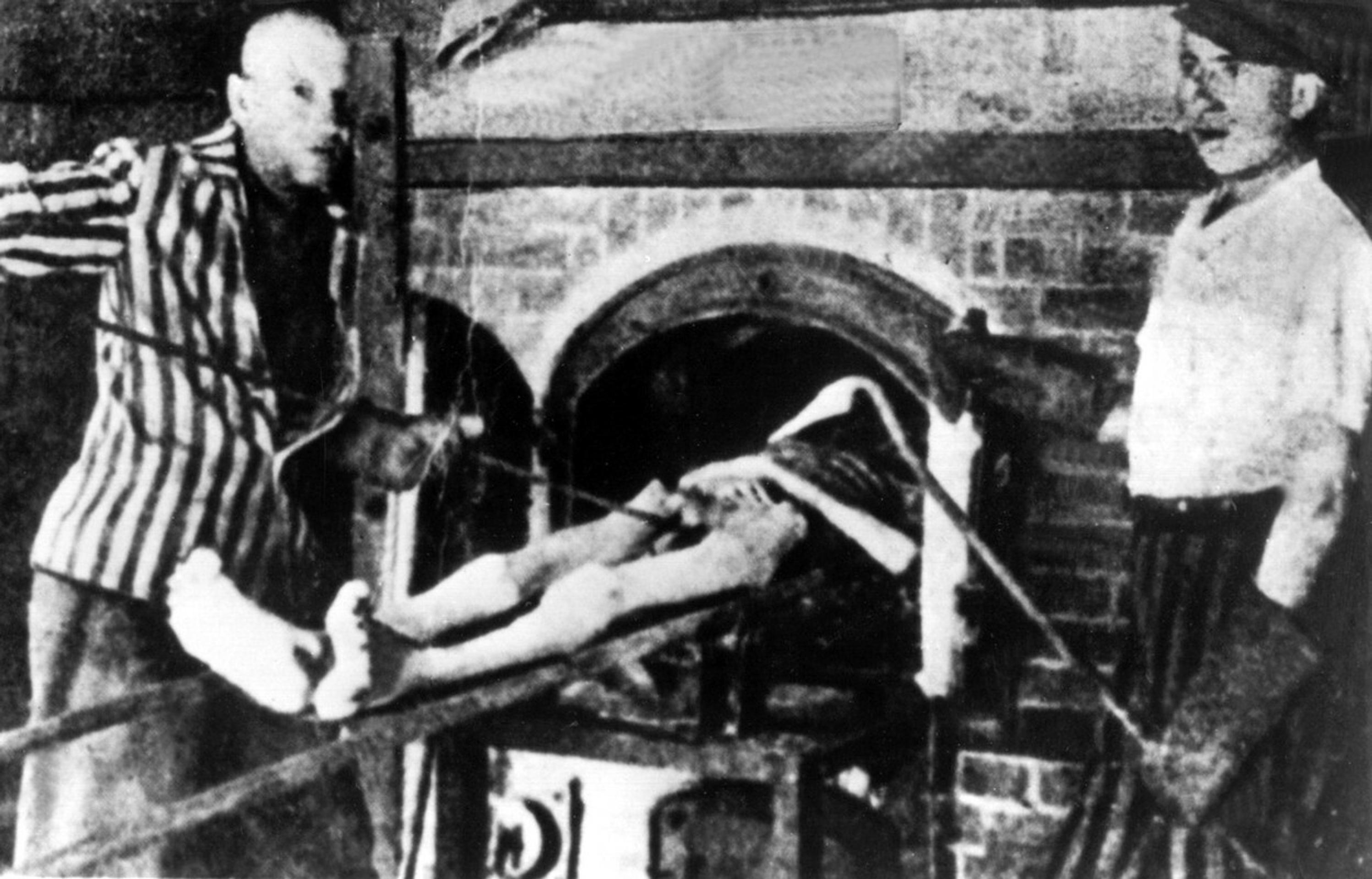 O likvidáciu mŕtvych tiel sa museli starať komandá pozastávajúce zo židov.