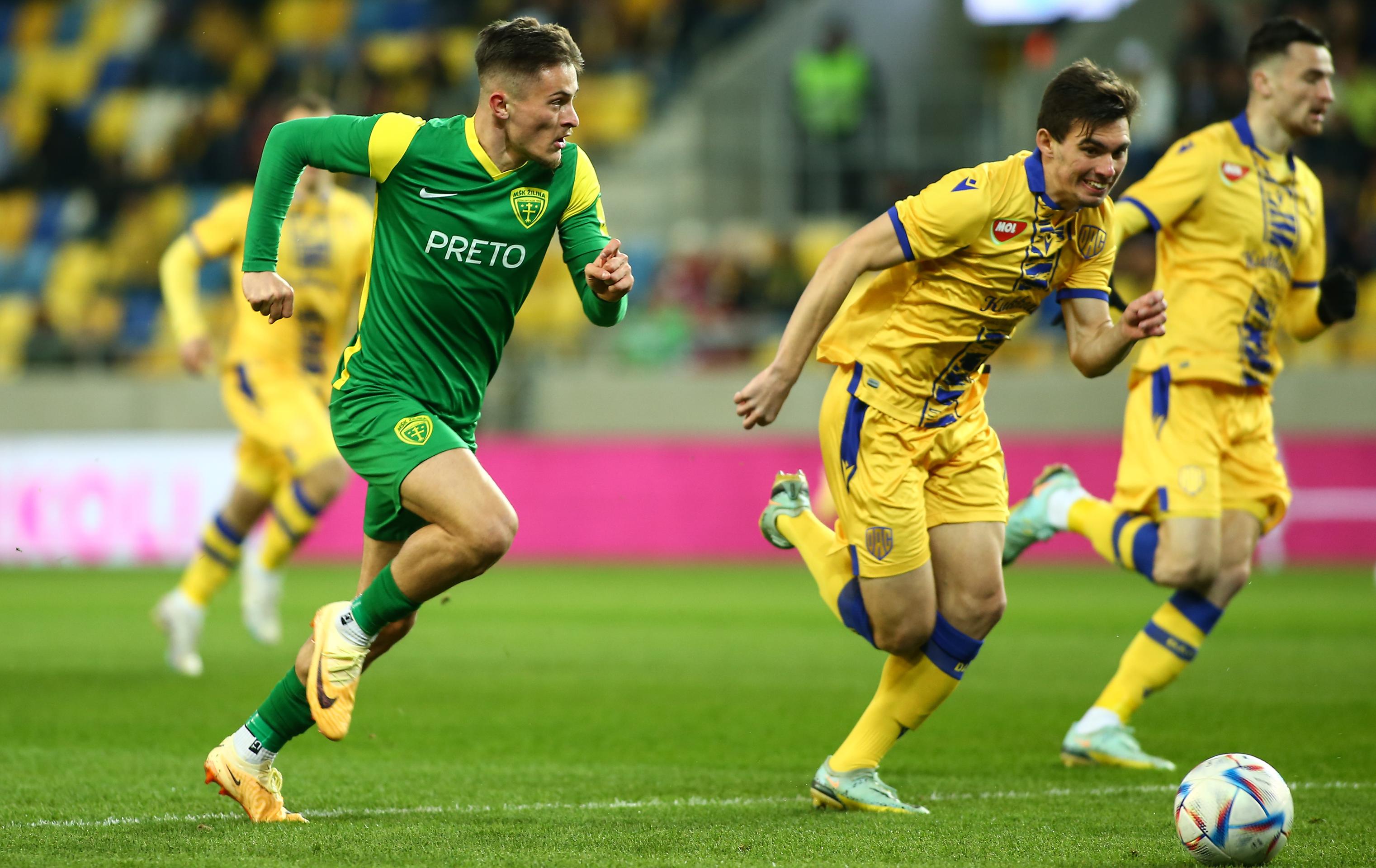 Zľava v súboji o loptu Adrián Kaprálik (Žilina) a Mateus Brunetti Valor (Dunajská Streda) v zápase 3. kola skupiny o titul.