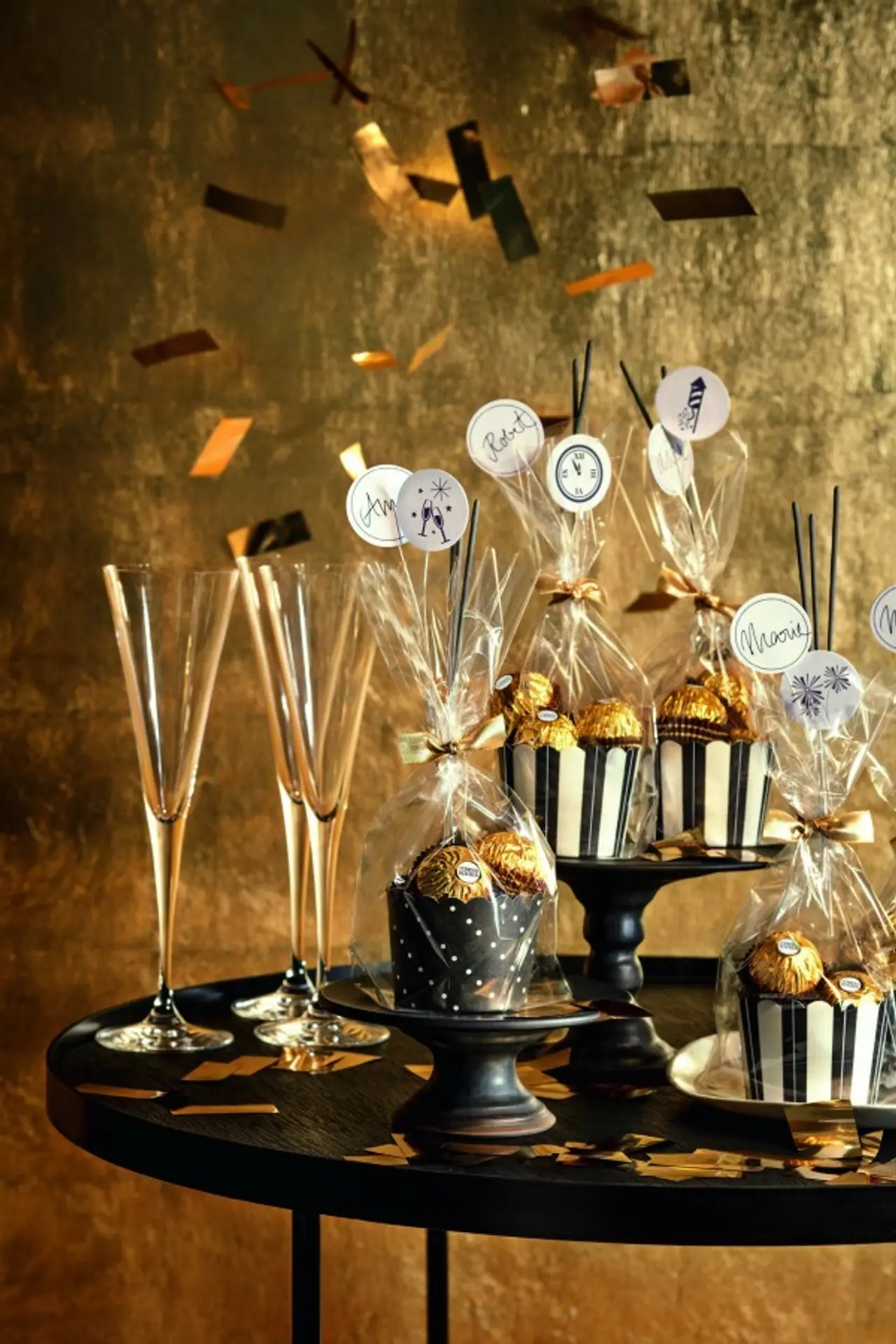 Ferrero Rocher na sviatočnom stole.
