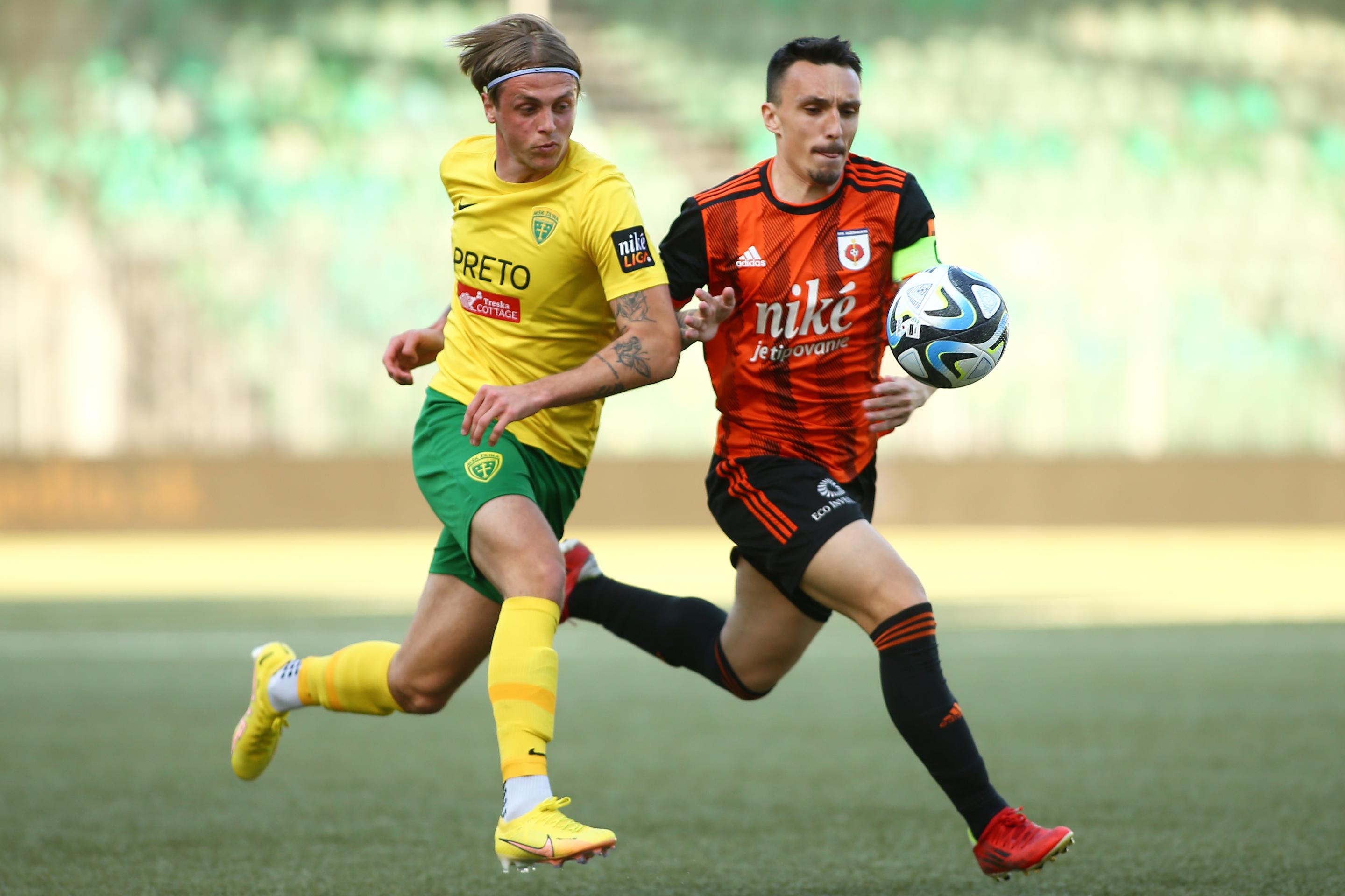 Na snímke zľava Timotej Jambor (Žilina) a Marek Zsigmund (Ružomberok) bojujú o loptu.