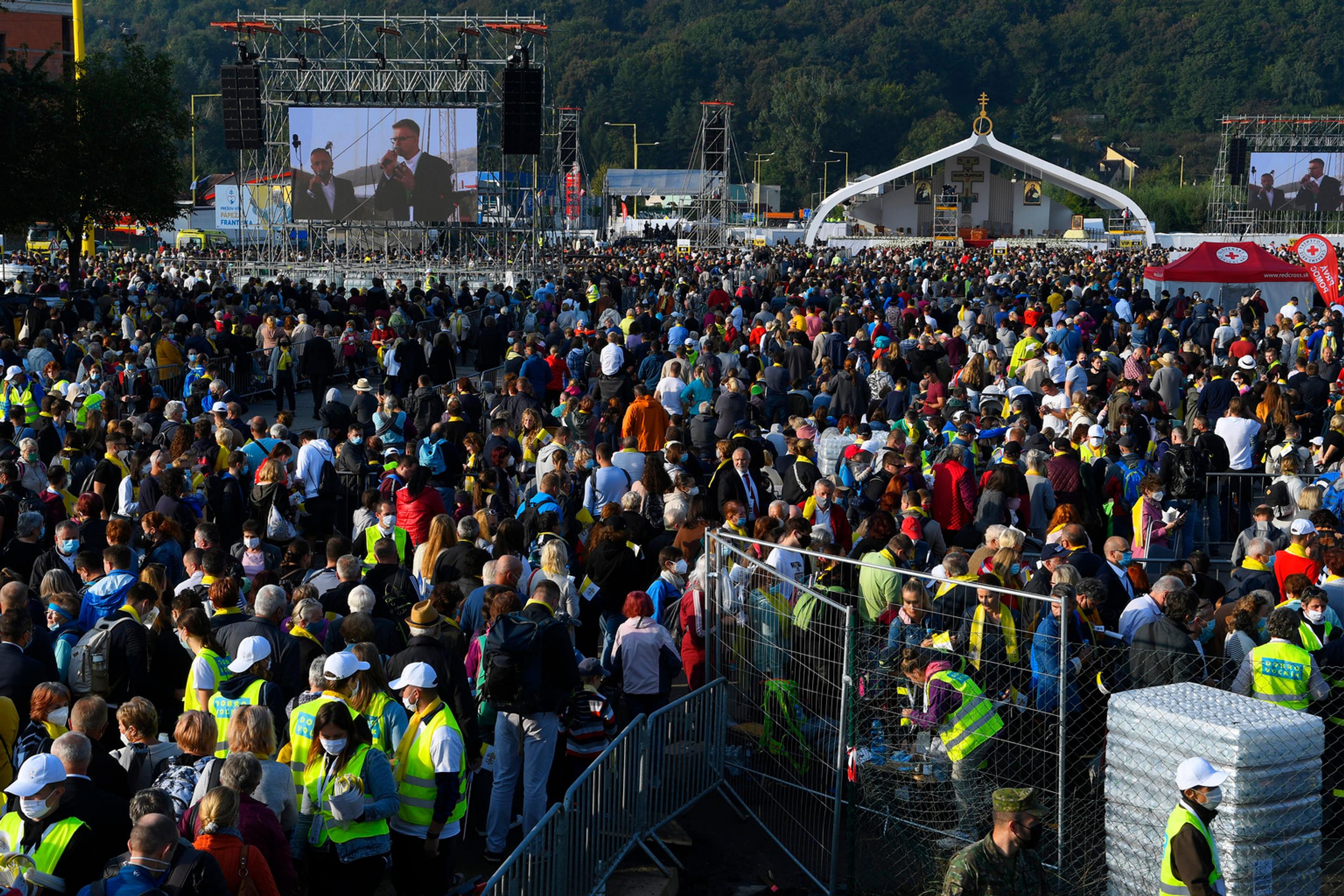 Tisíce ľudí na Božskej liturgii svätého Jána Zlatoústeho