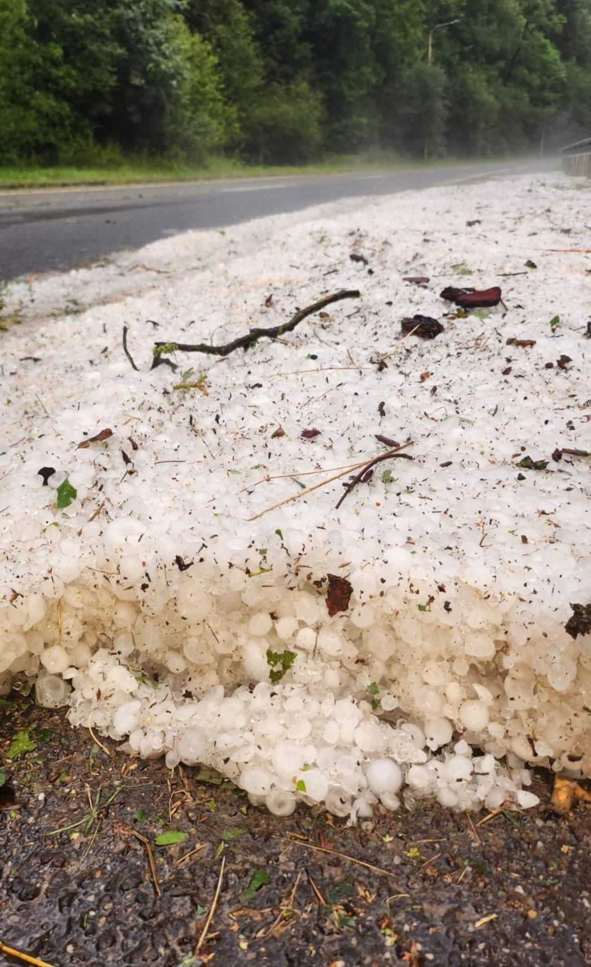 Odhrnuté krúpy z cesty.