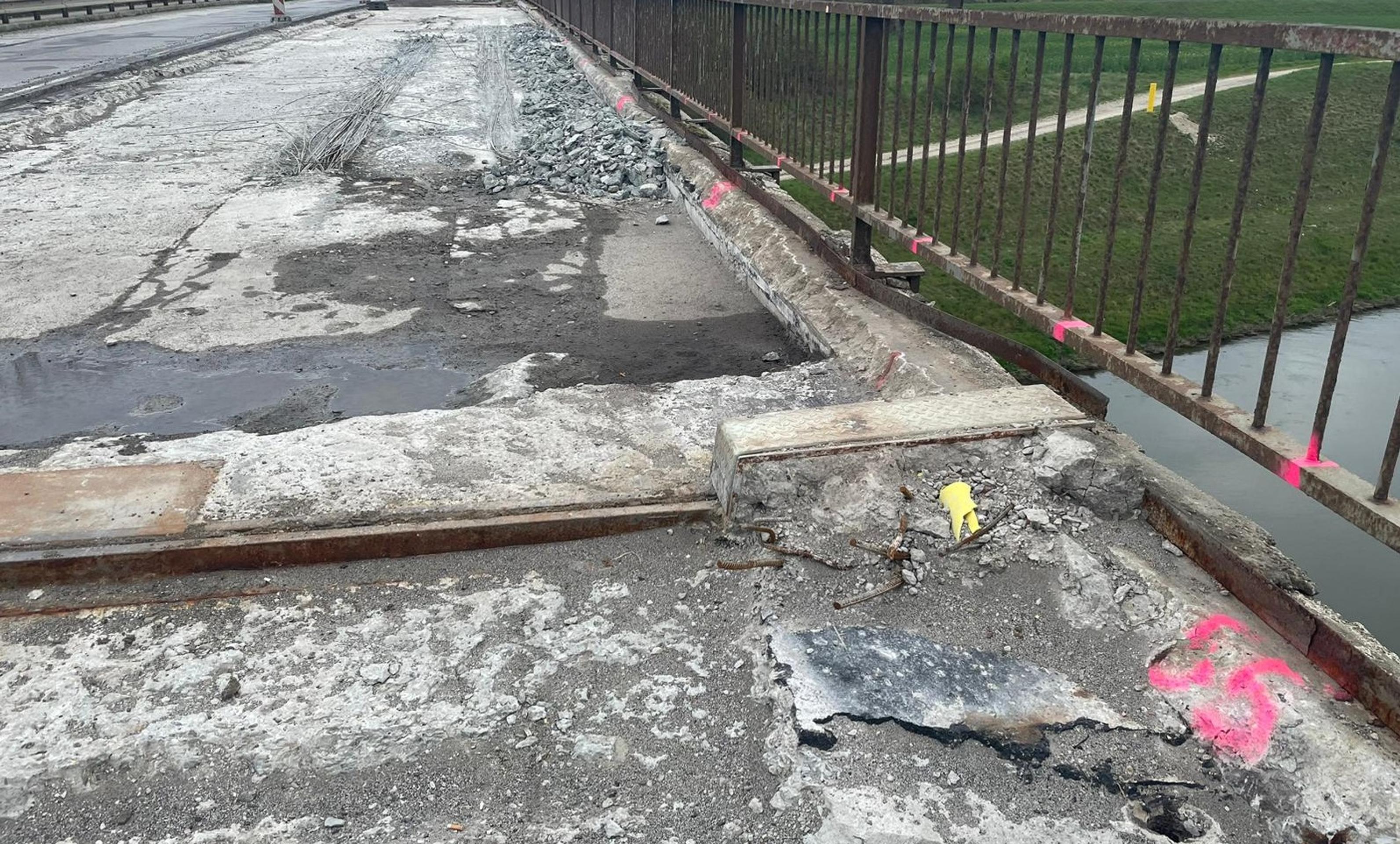 Prasknutý most pri Trenčíne.