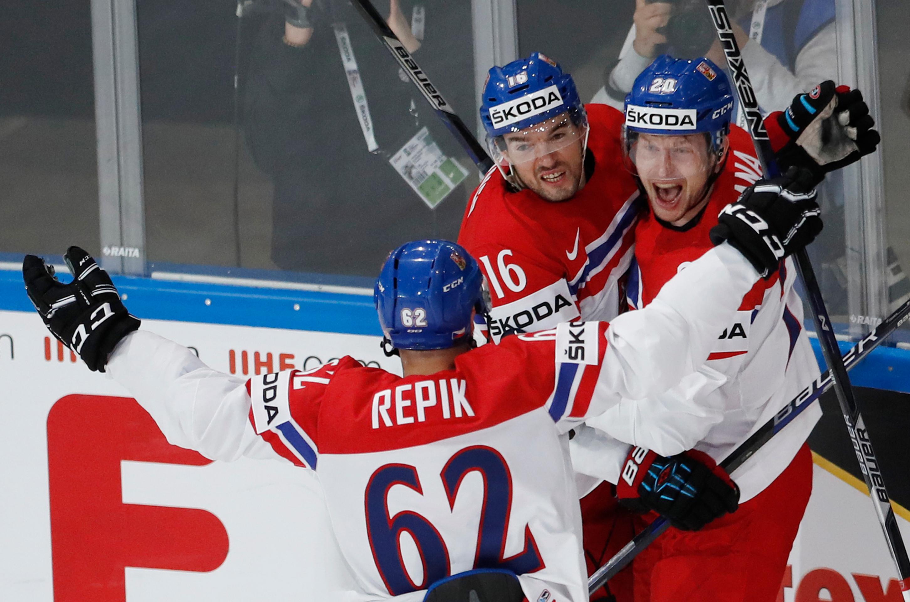 Čech Petr Vrána (vpravo) oslavuje svoj gól so spoluhráčmi Michalom Birnerom (vľavo) a Michalom Řepíkom.