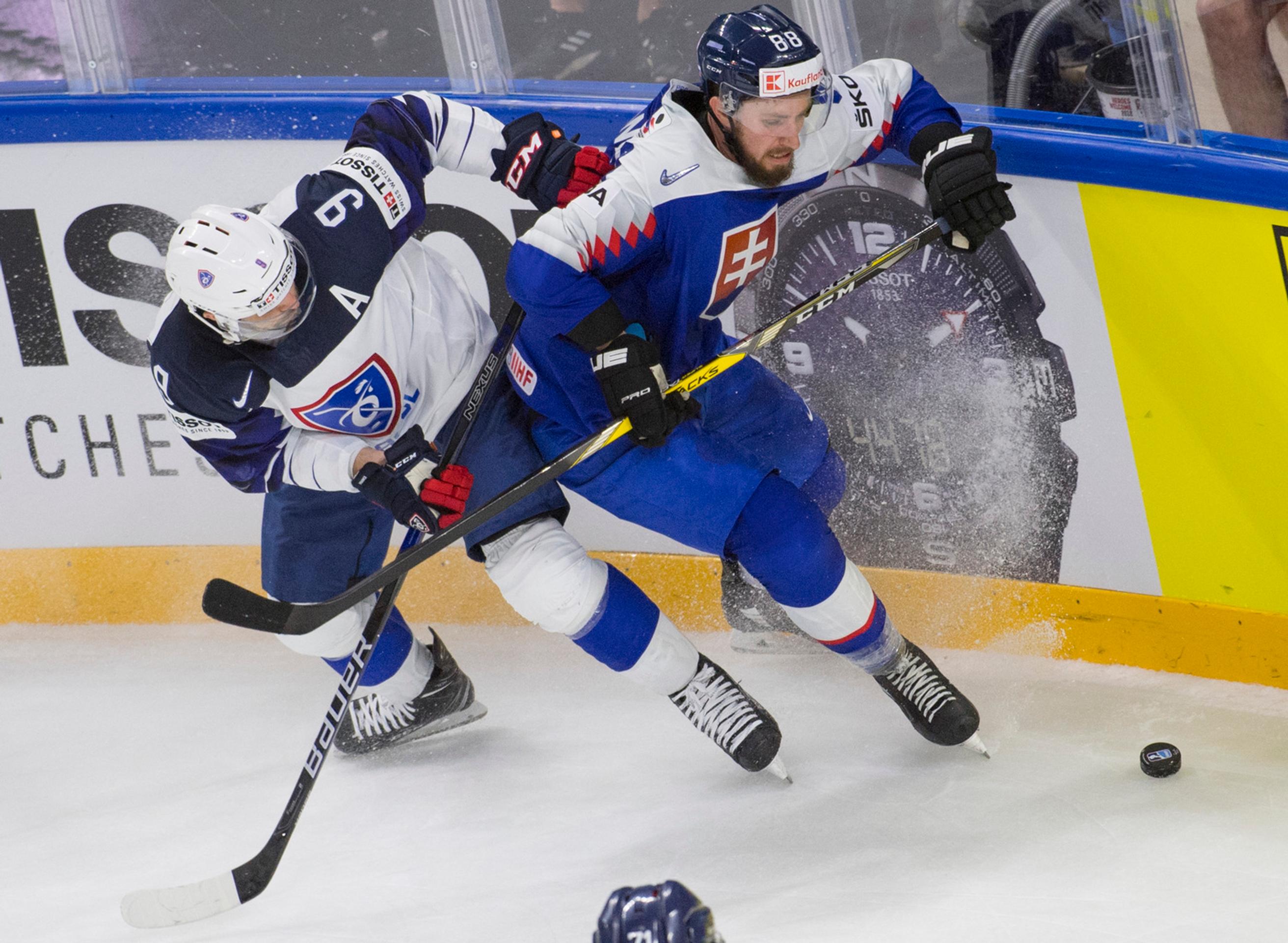 Patrik Svitana (vpravo) a francúzsky útočník Damien Fleury bojujú o puk v zápase na MS 2018.