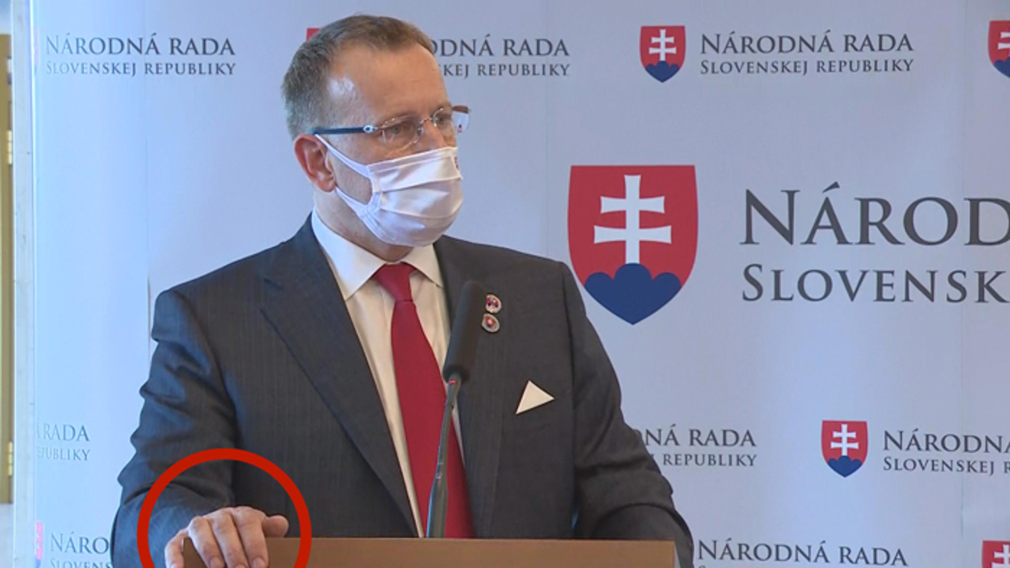 Gestá Borisa Kollár pri vysvetľovaní kauzy jeho diplomovej práce.