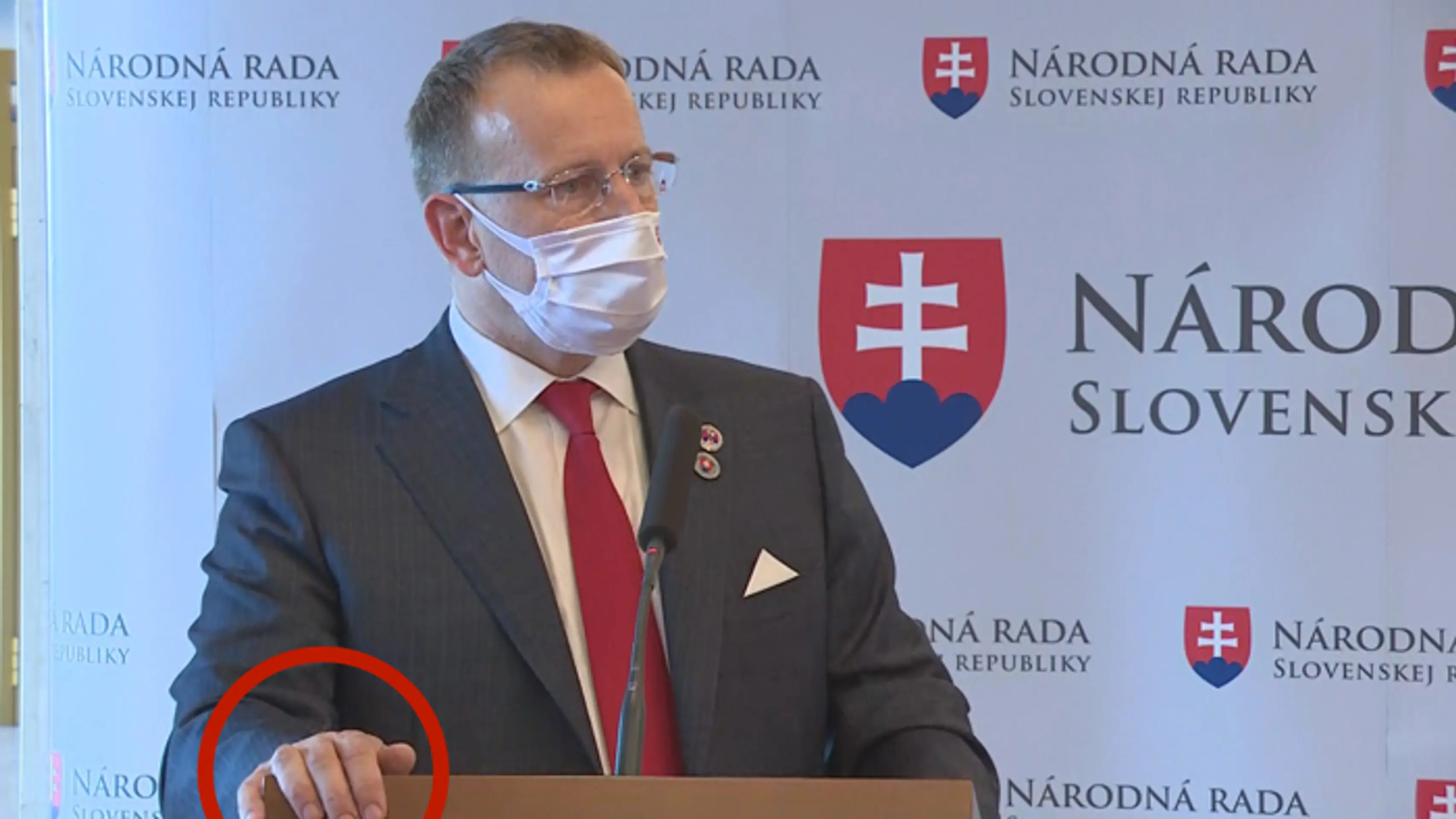 Gestá Borisa Kollár pri vysvetľovaní kauzy jeho diplomovej práce.