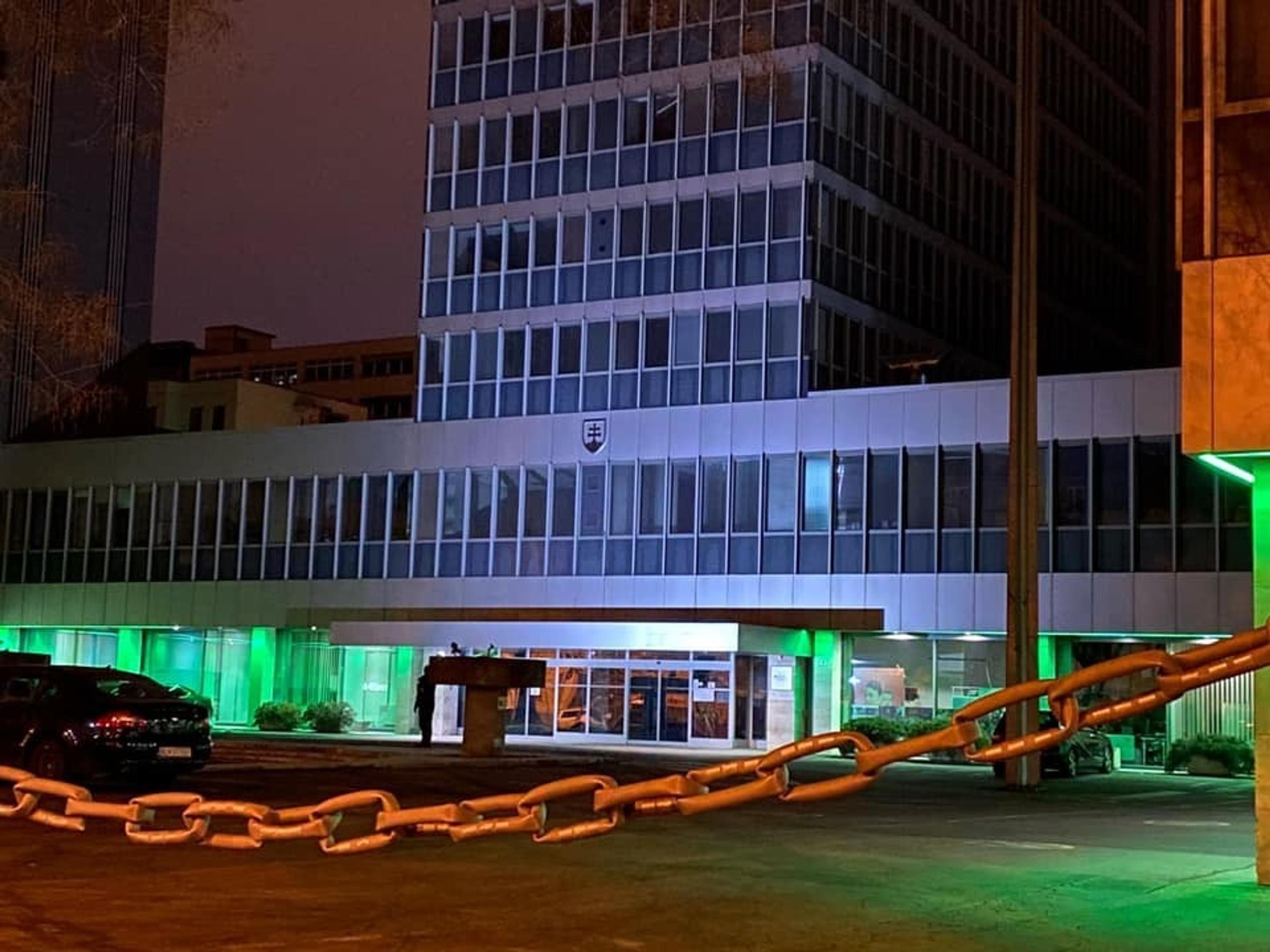 Symbolická reťaz pred ministerstvom práce.