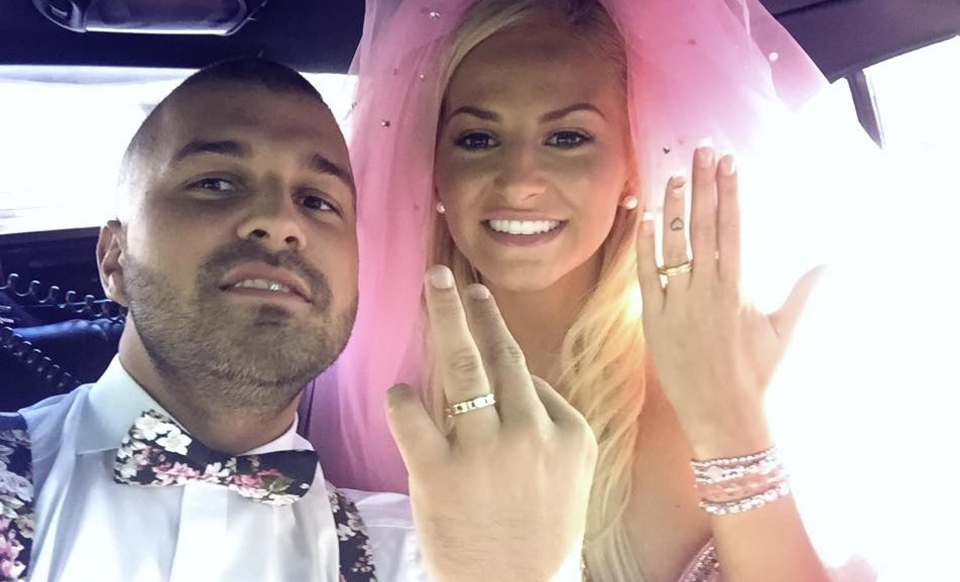 Mladomanželia sa pochválili obrúčkami na sociálnej sieti.