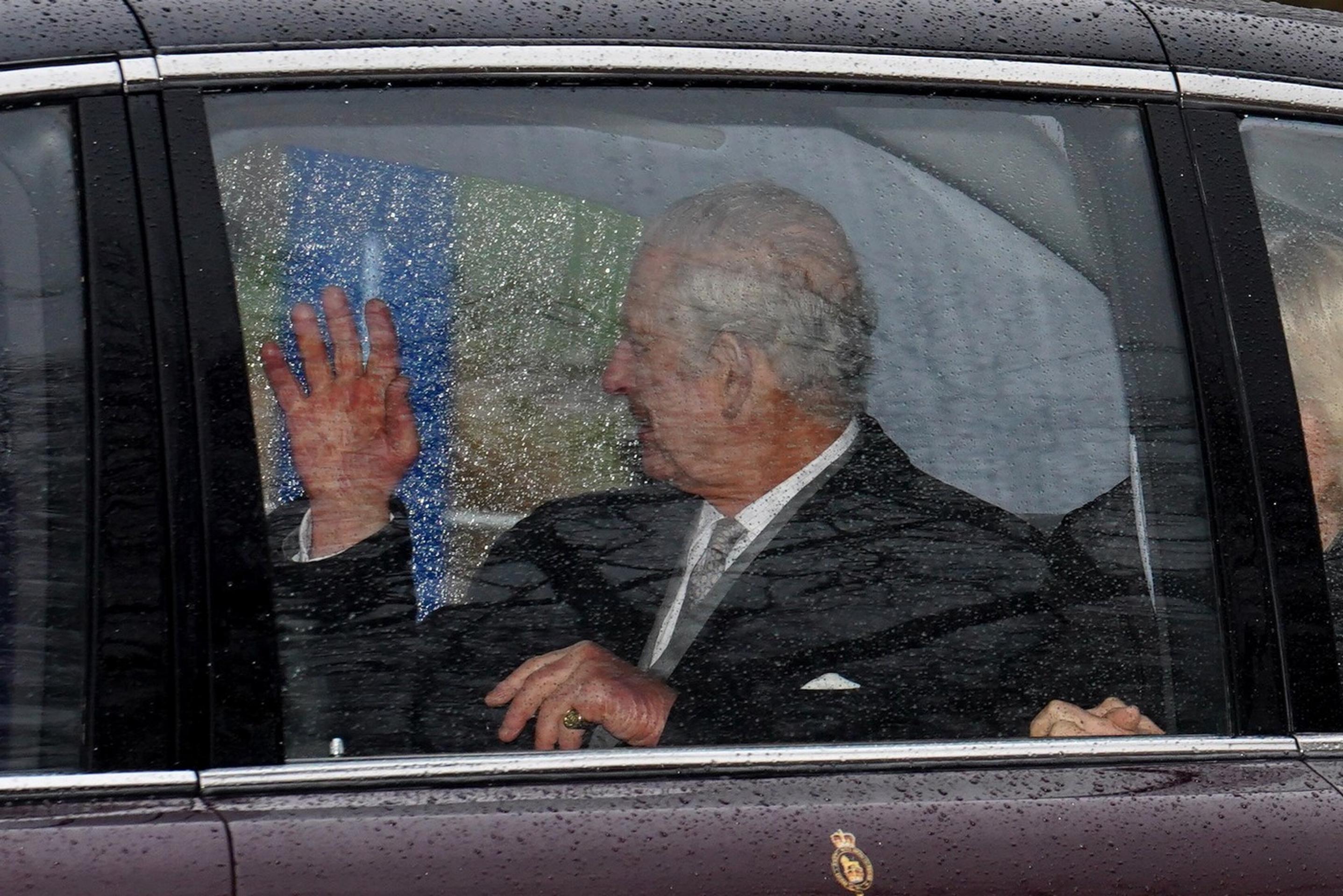 Kráľ Karol III. sa vrátil do Londýna, aby pokračoval v liečbe