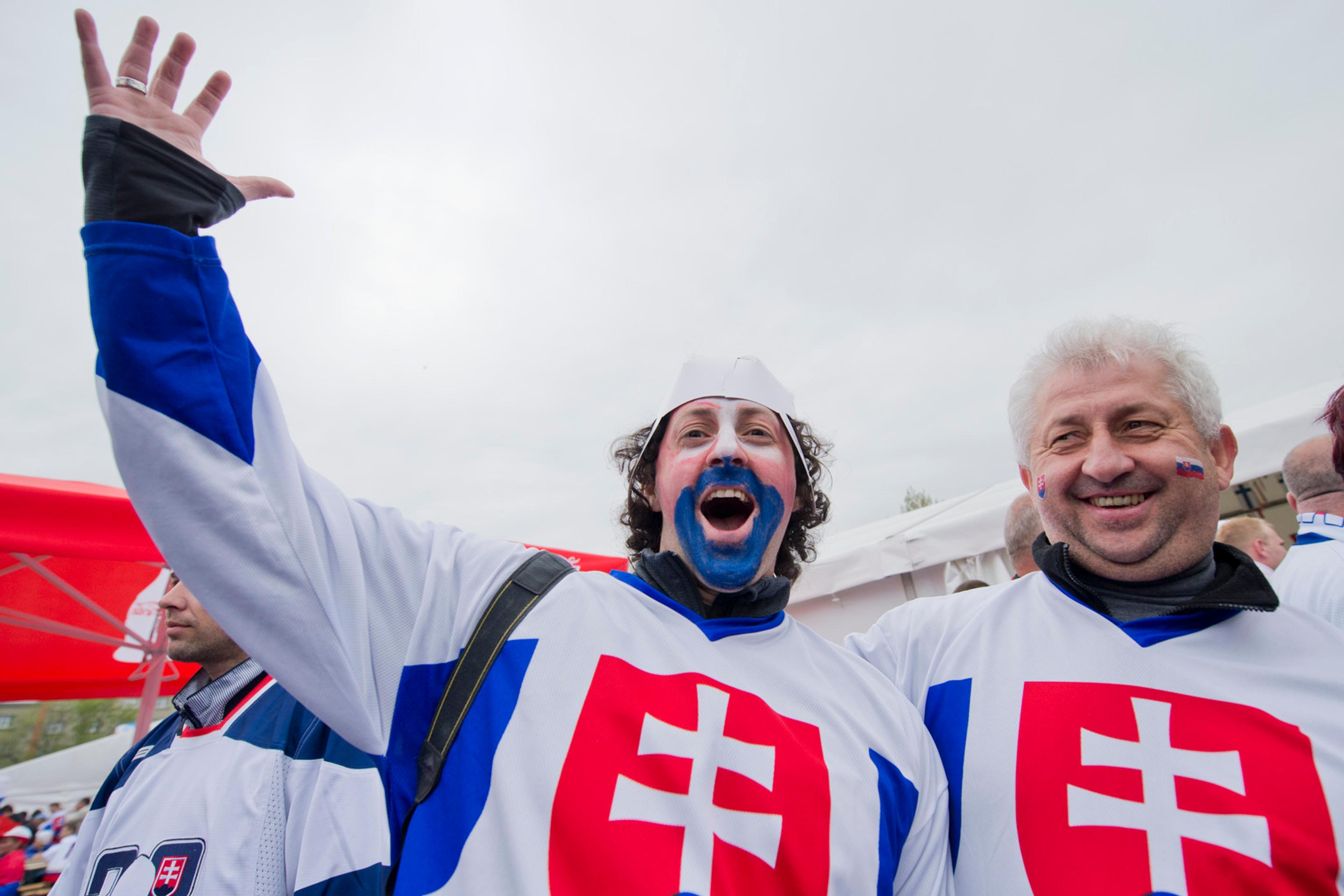 Pochod slovenských fanúšikov v Ostrave pred zápasom s Dánskom.