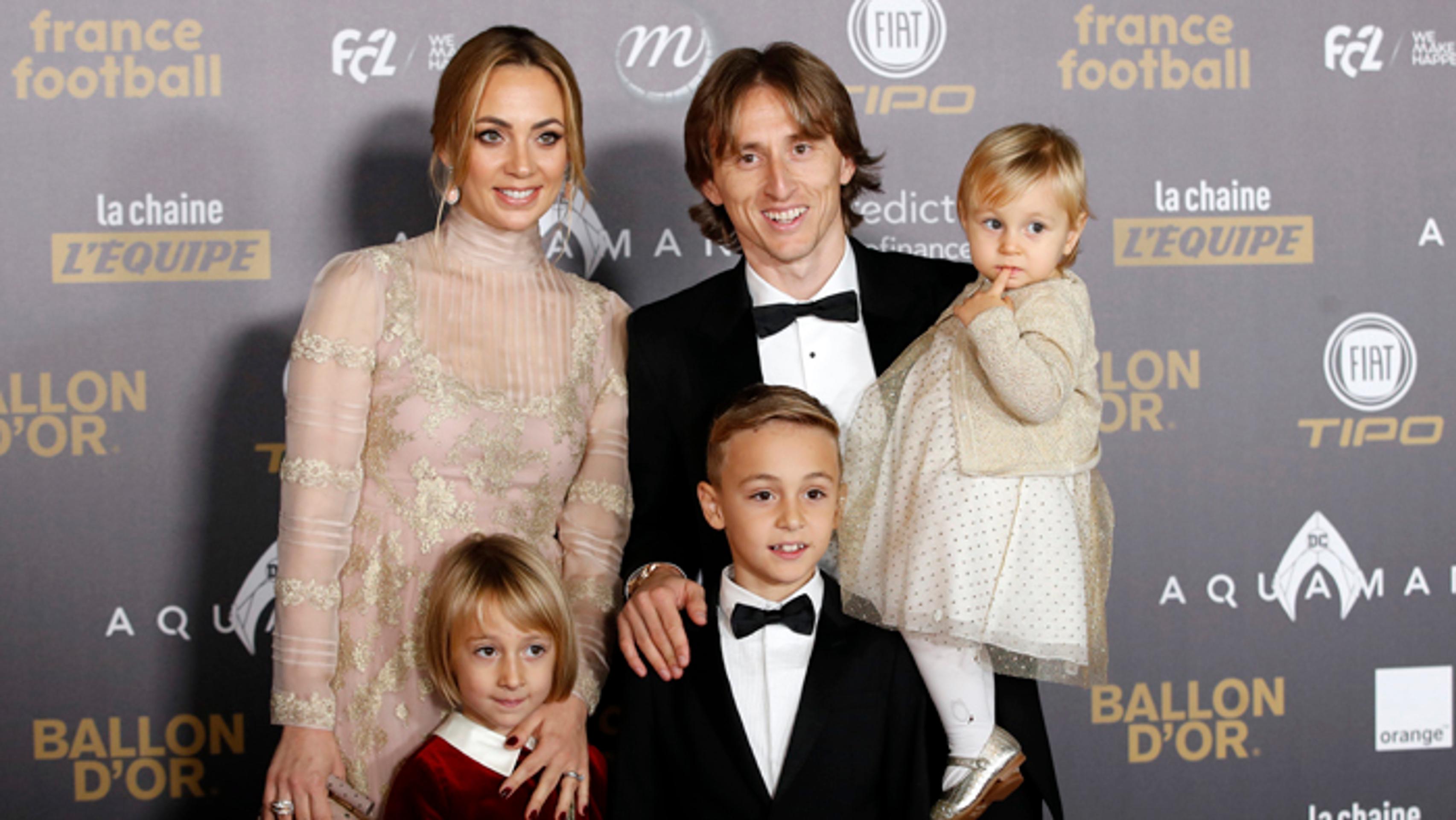 Chorvátsky stredopoliar a hráč španielskeho klubu Real Madrid Luka Modrič  s rodinou.