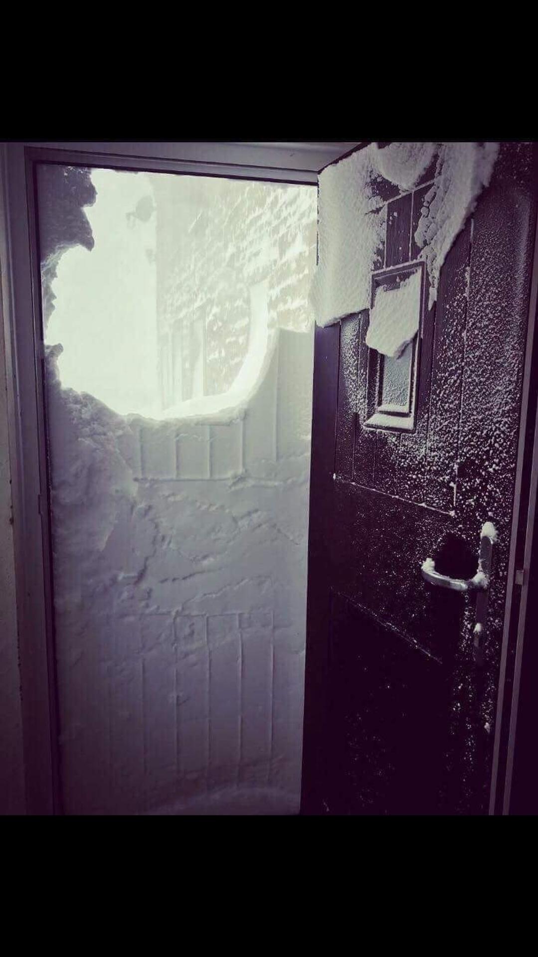 Mnohí farmári v Hill farmers z dediny Stainmore v Cumbrii sa zobudili a našli toto za dverami.