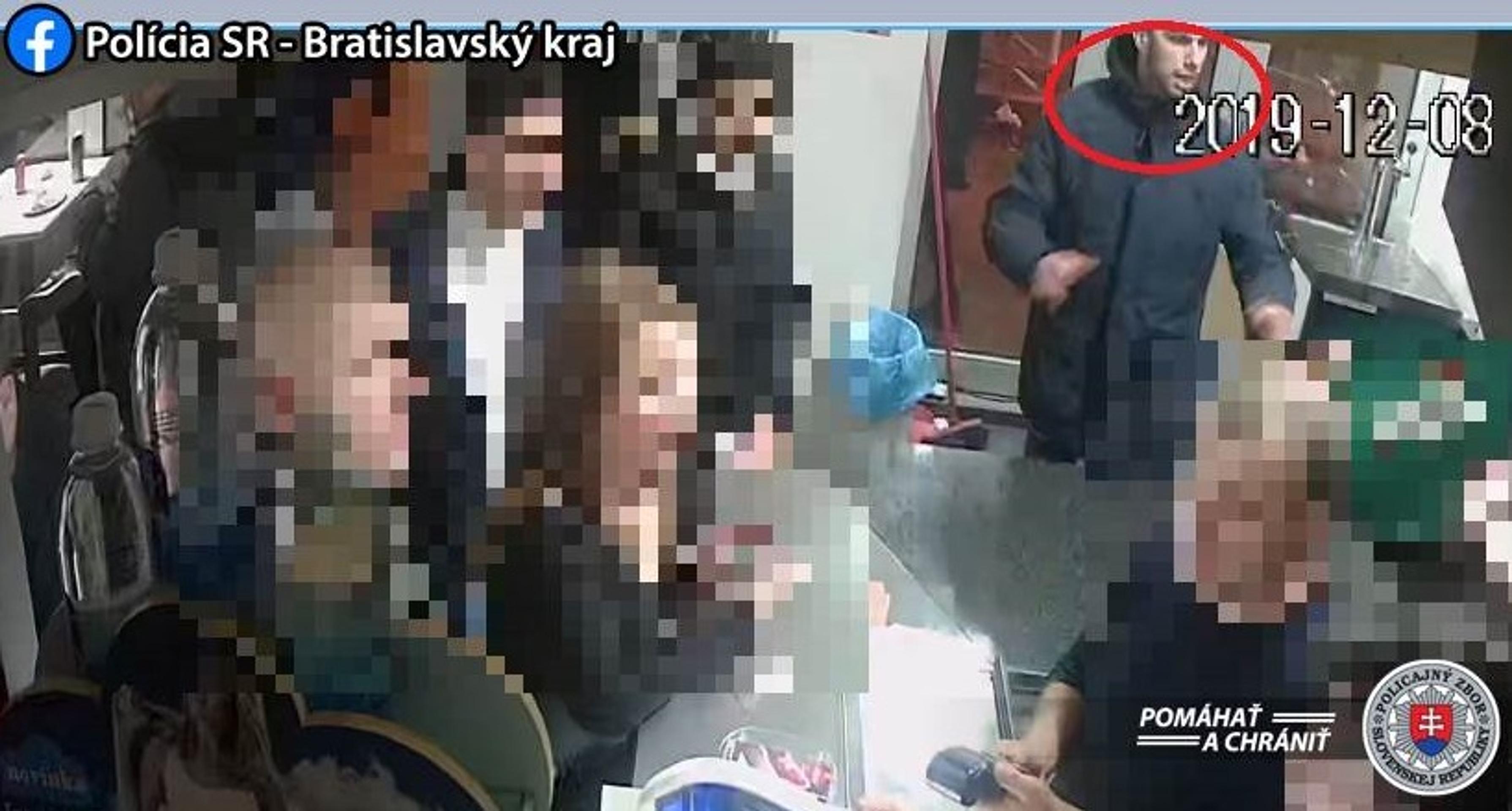 Na snímke rozsvietený vianočný strom na Vianočnom hlavnom trhu po otvorení na Hlavnom námestí v Bratislave.