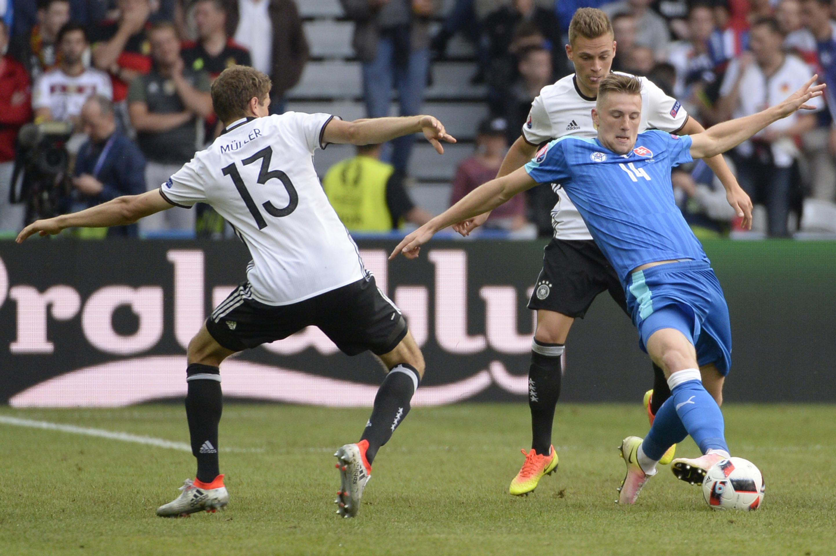 Nemec Thomas Müller (vľavo) a v popredí Milan Škriniar v dueli na ME.