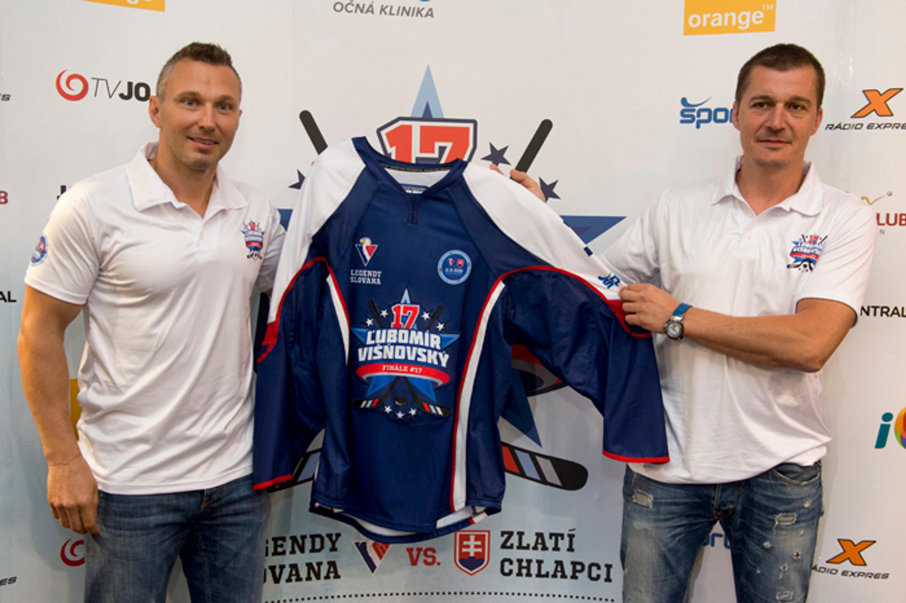 Ľubomír Višňovský a Richard Kapuš s hokejovým dresom pre zlatých chlapcov.