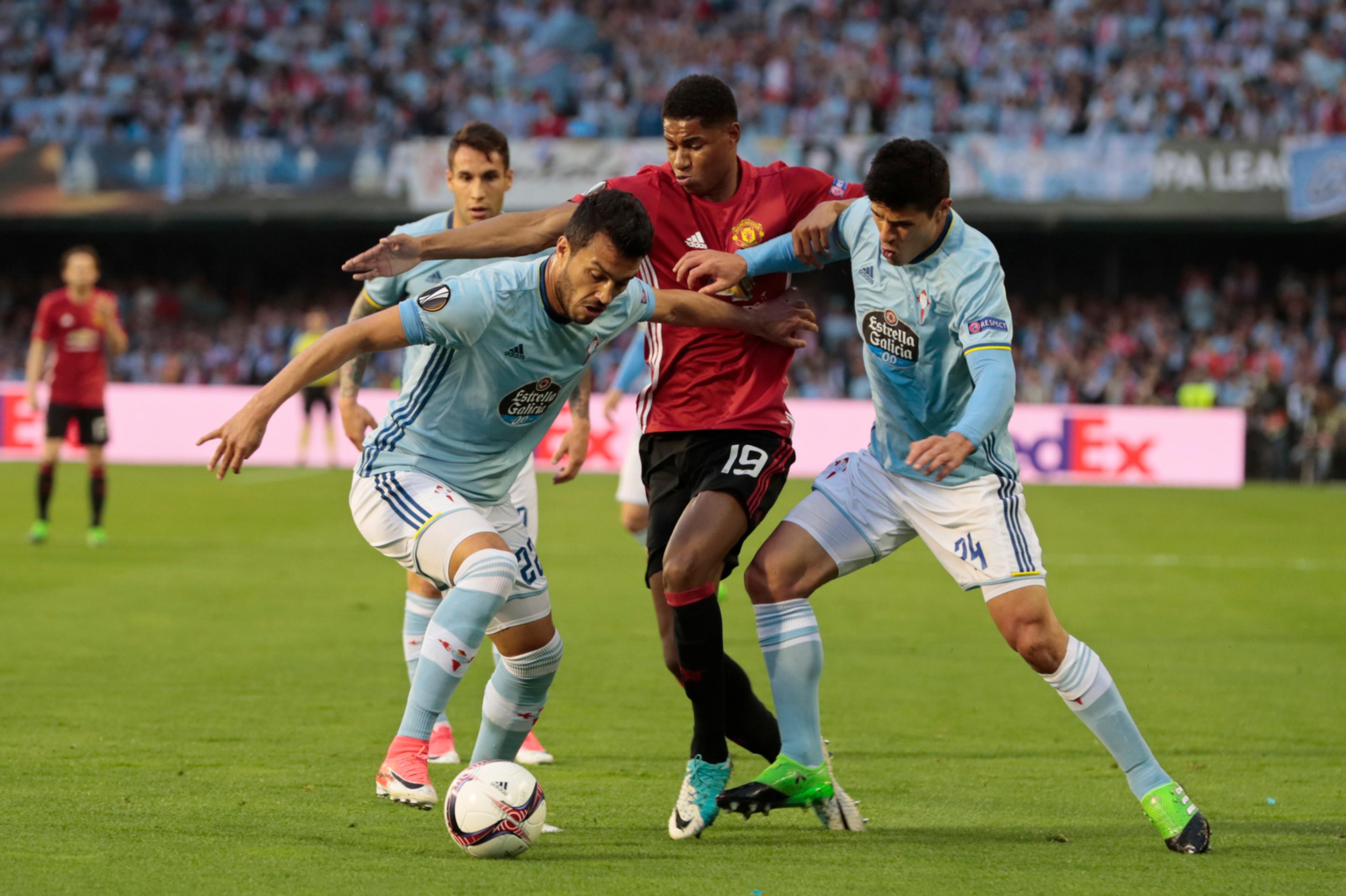 Gustavo Cabral (vľavo) a Facundo Roncaglia zo Celty Vigo bránia v semifinále EL Marcusa Rashforda z ManUtd.