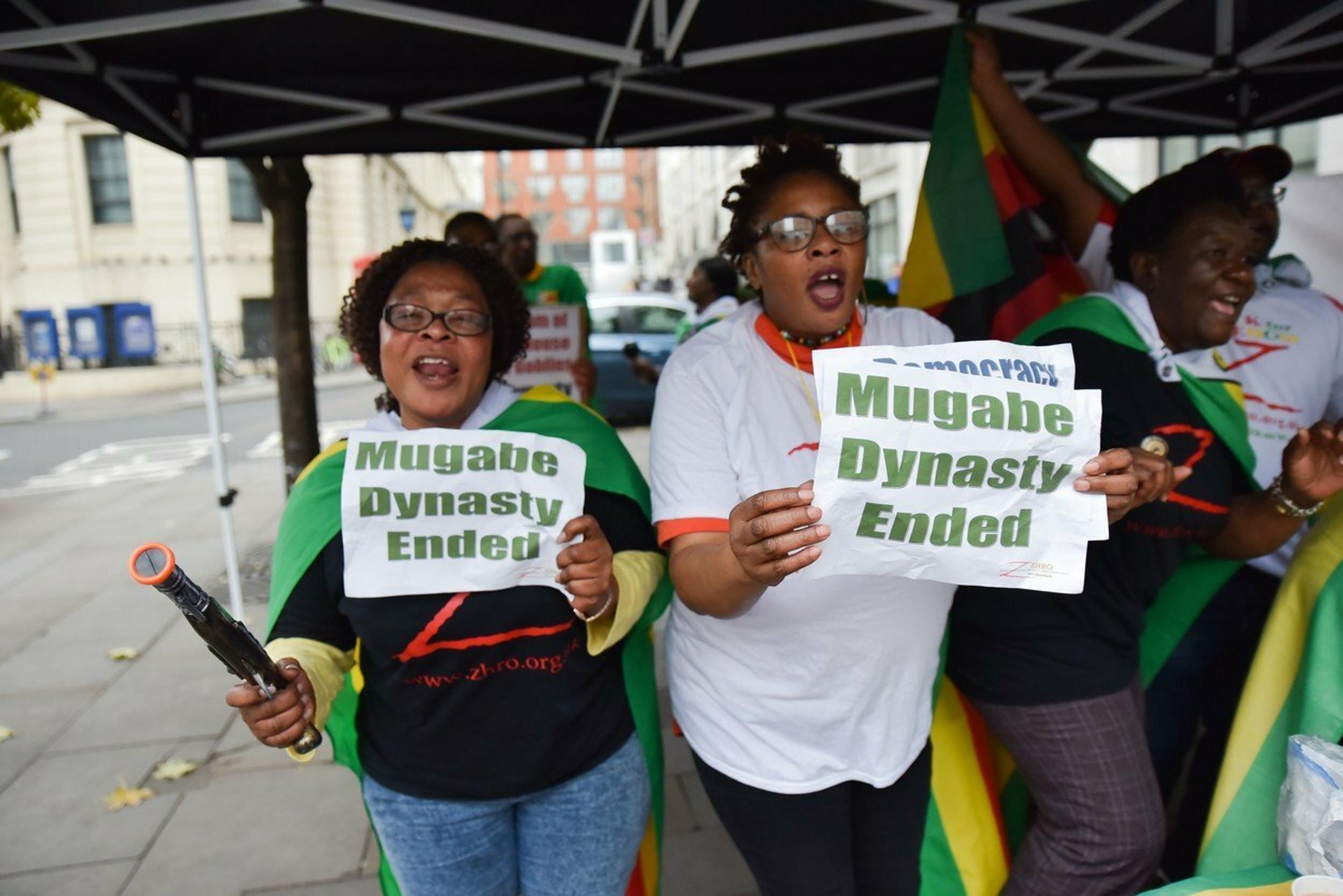 Na snímke z novembra 2017 zimbabwiansky prezident Robert Mugabe a jeho manželka Grace Mugabeová počas zhromaždenia v Harare..jpg