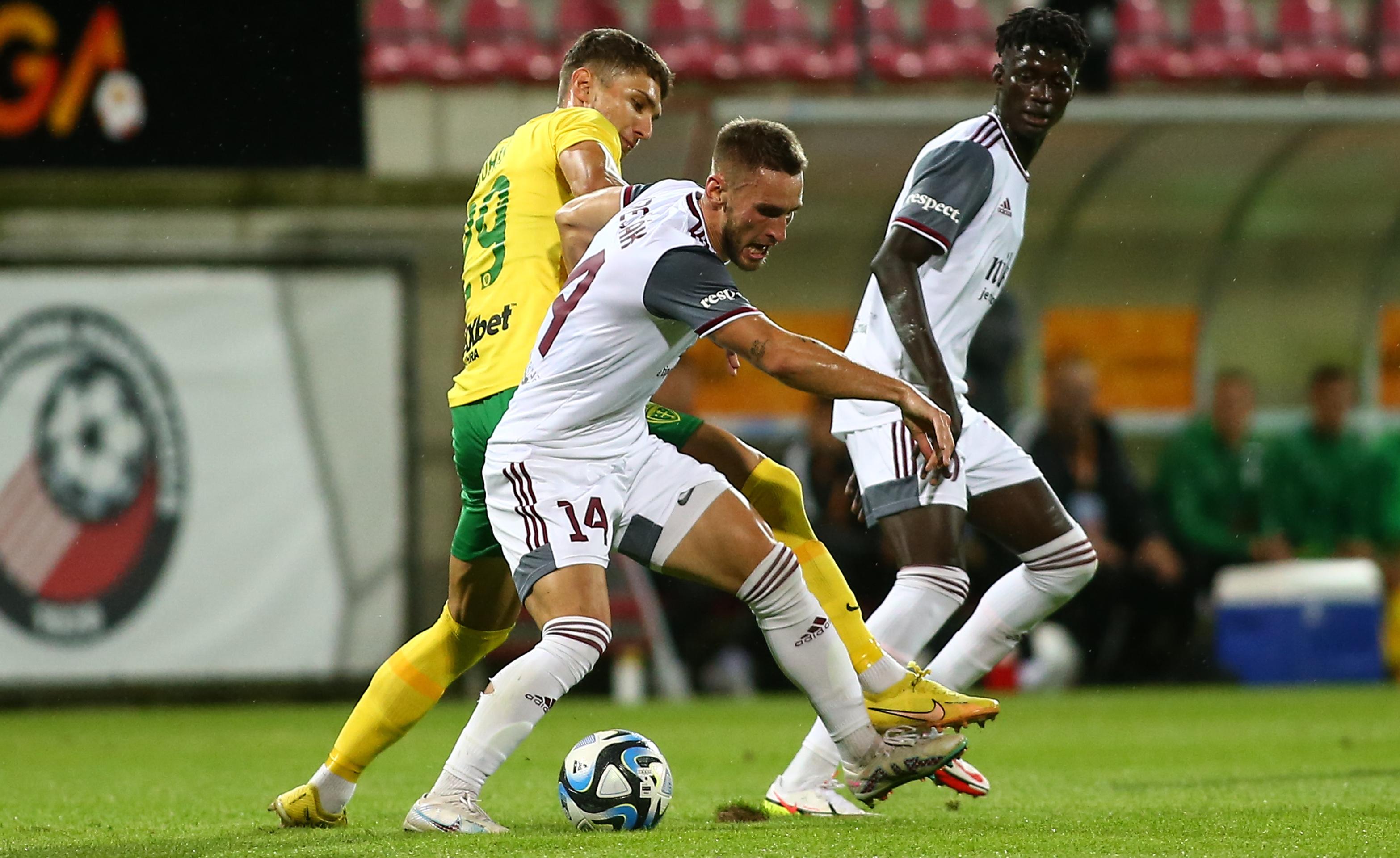 Zľava Dávid Ďuriš (Žilina), Matej Grešák (Podbrezová) a Mahmudu Bajo (Podbrezová) v súboji o loptu v zápase 2. kola Niké ligy.