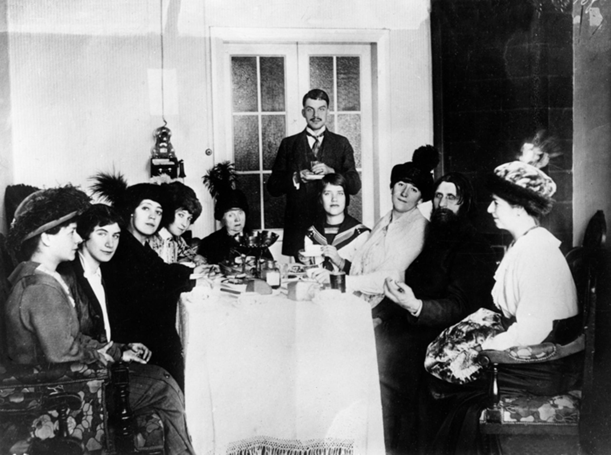 Grigorij Jefimovič Rasputin v spoločnosti ruských dám.