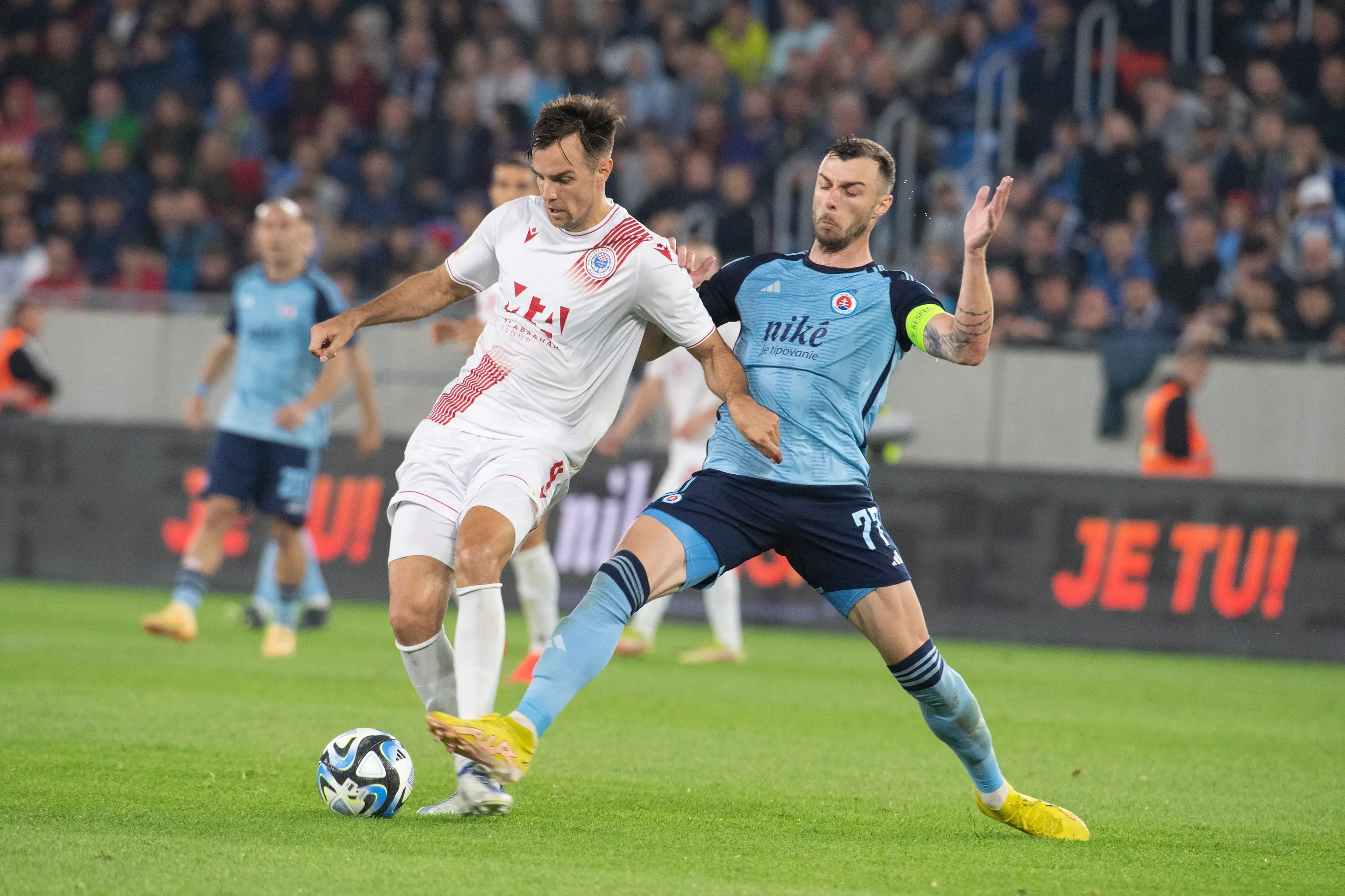 Na snímke sprava Aleksandar Čavrič (Slovan) a  Hrvoje Barišič.