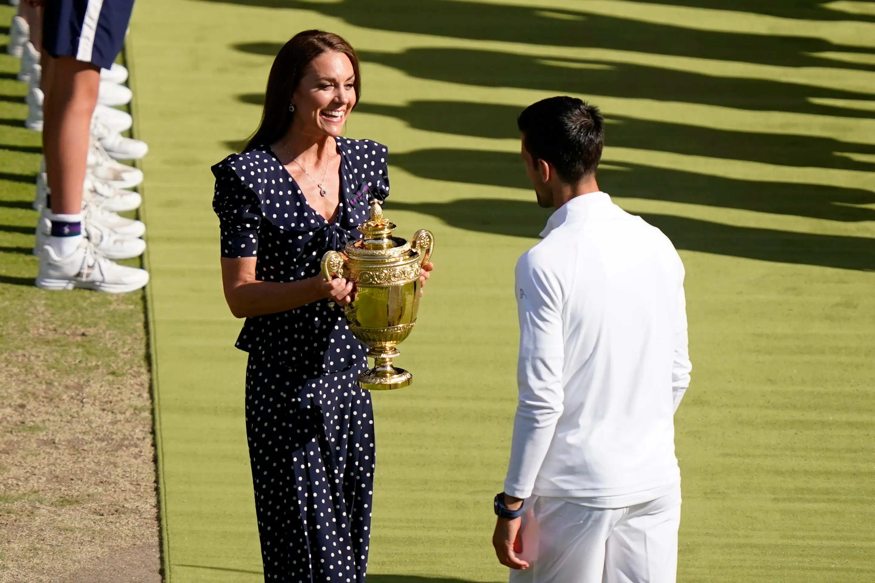Kate, vojvodkyňa z Cambridgeu odovzdáva srbskému tenistovi Novakovi Djokovičovi trofej po jeho výhre vo finále Wimbledonu.