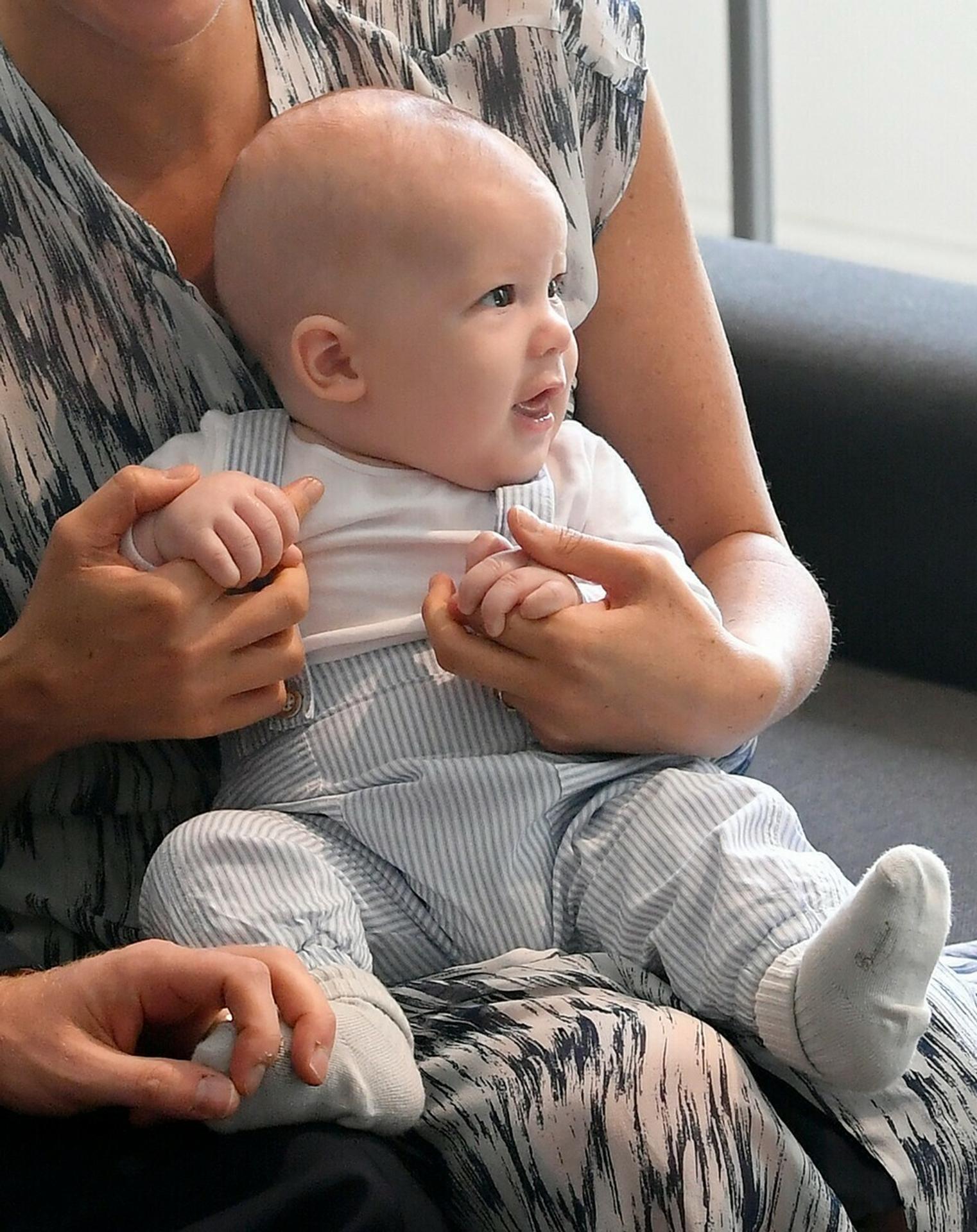 Kráľovský pár s Archiem navštívil Desmonda Tutu.