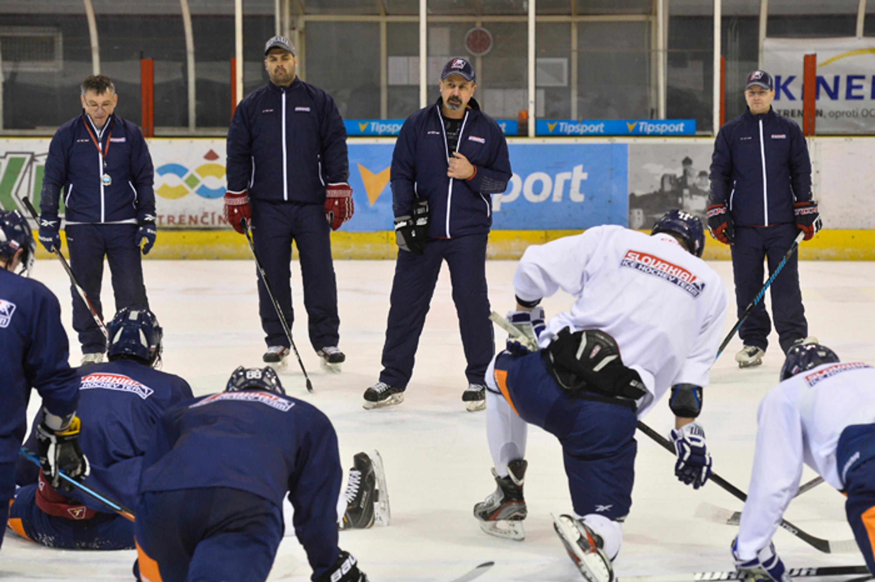 Zdeno Cíger s asistentmi a hráčmi počas tréningu reprezentácie.