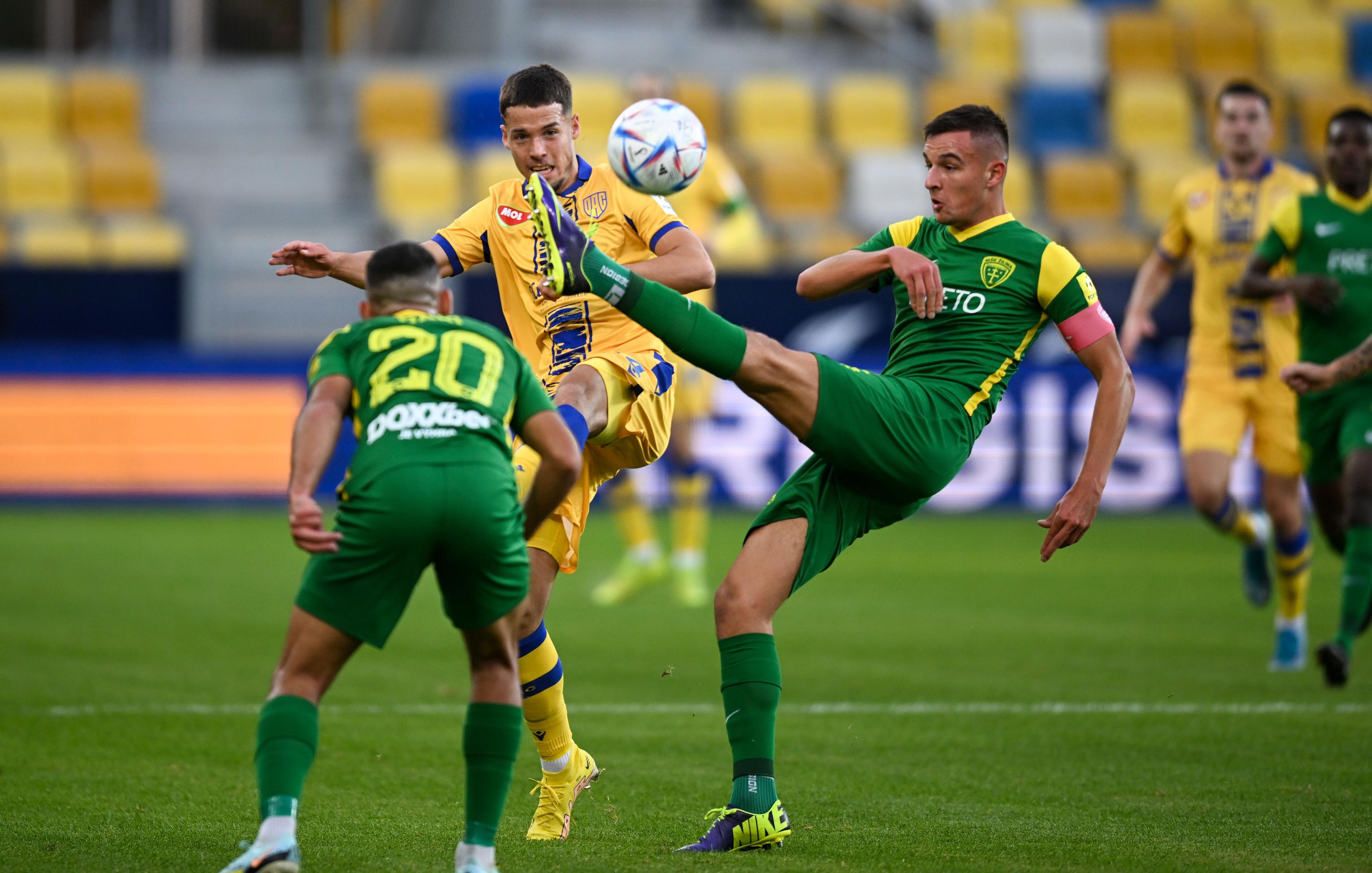 Zľava Kristián Bari (MŠK), Regő Szánthó (DAC) a Tomáš Nemčík (MŠK) v zápase 13. kola Fortuna ligy.