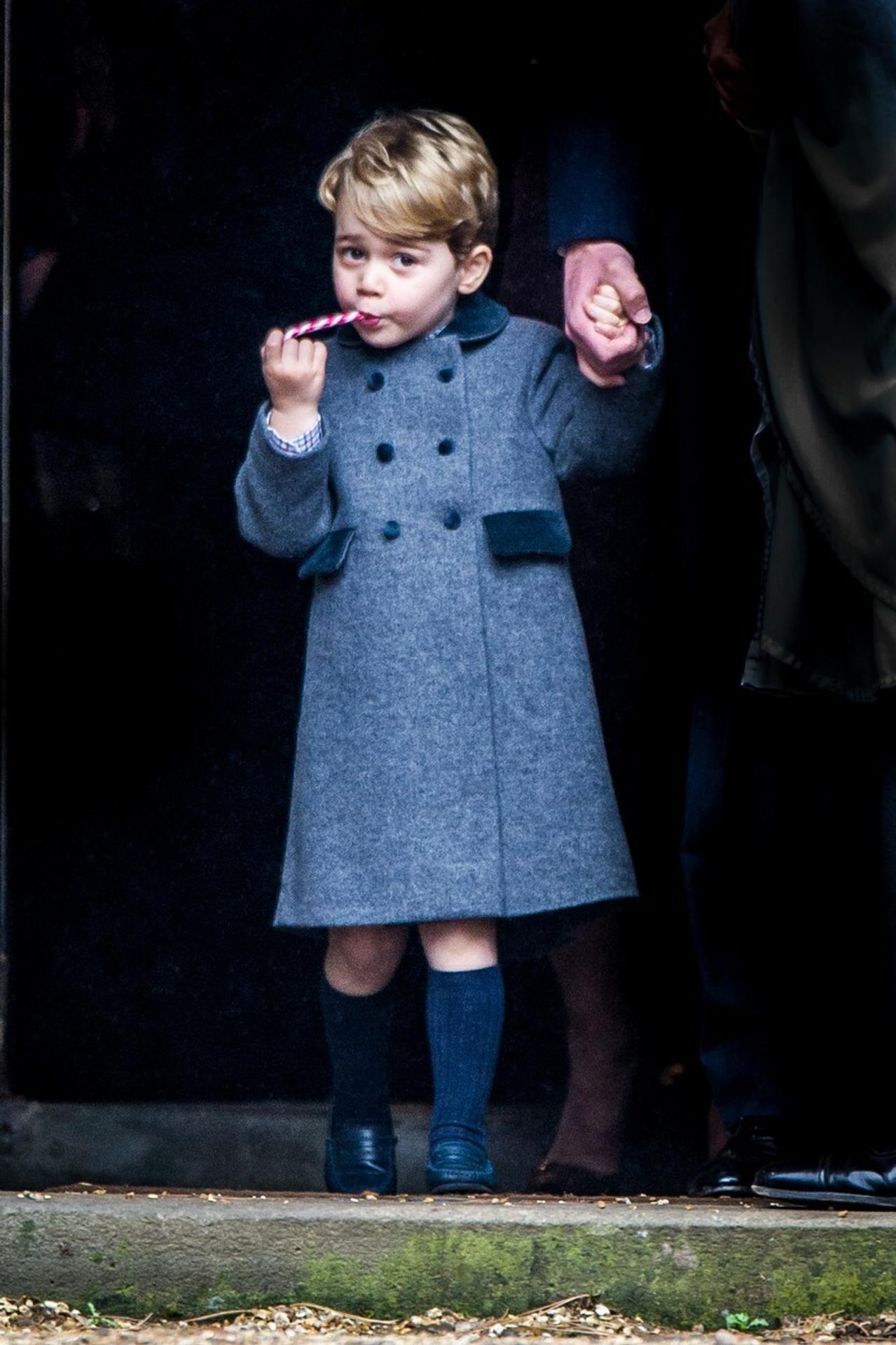 Rozkošný George a Charlotte v kostole. Ich rodičia porušili kráľovskú tradíciu