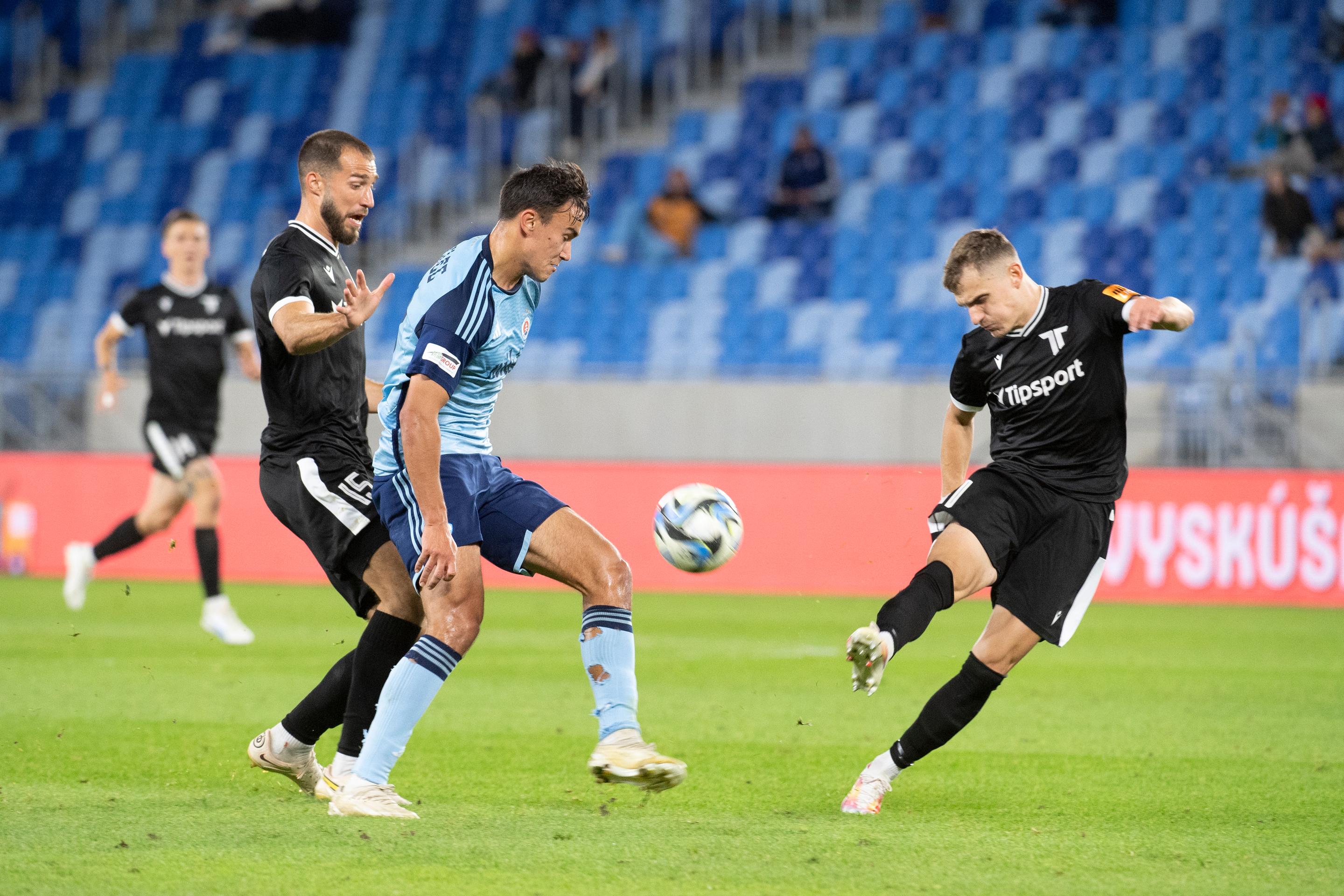 Uprostred David Strelec (Slovan), vpravo Matúš Kmeť a vľavo Lazar Stojsavljevič (obaja Trenčín) v 10. kole Niké ligy.