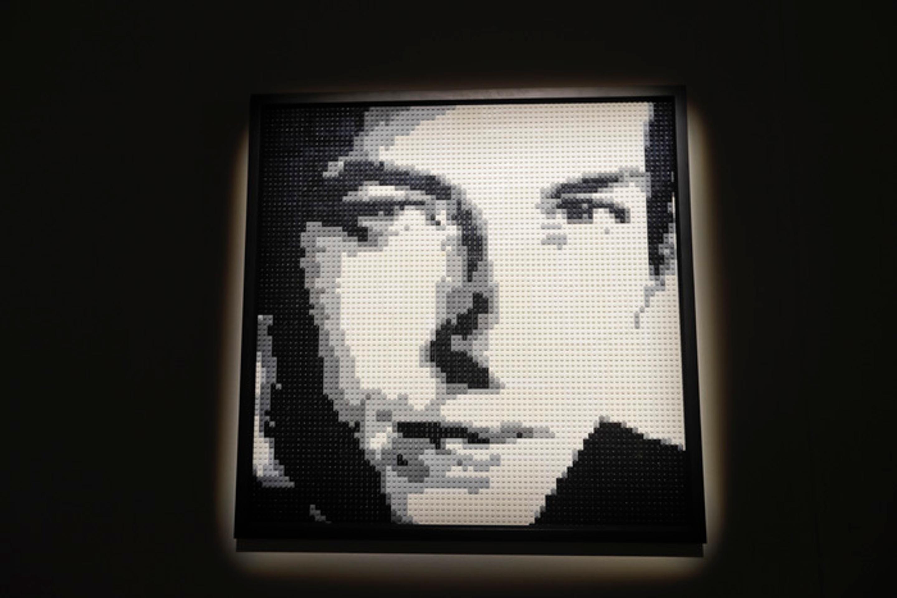 Portrét čerstvého nositeľa Nobelovej ceny Boba Dylana z lega.