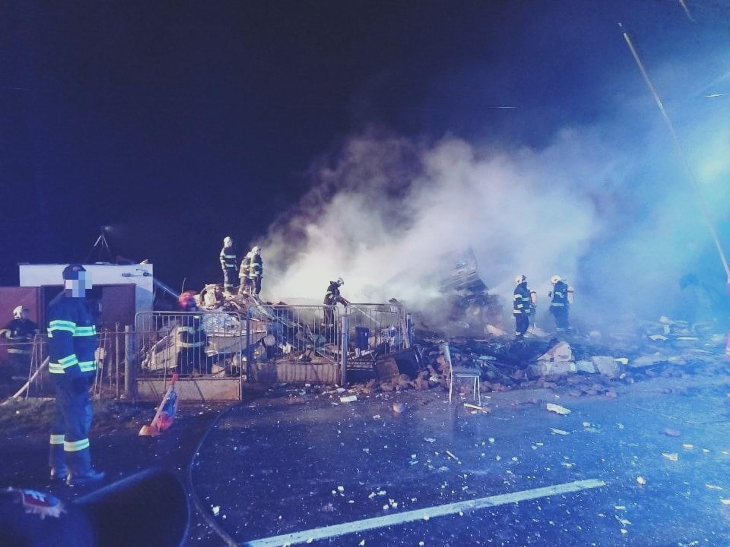 Dom zrovnalo so zemou.