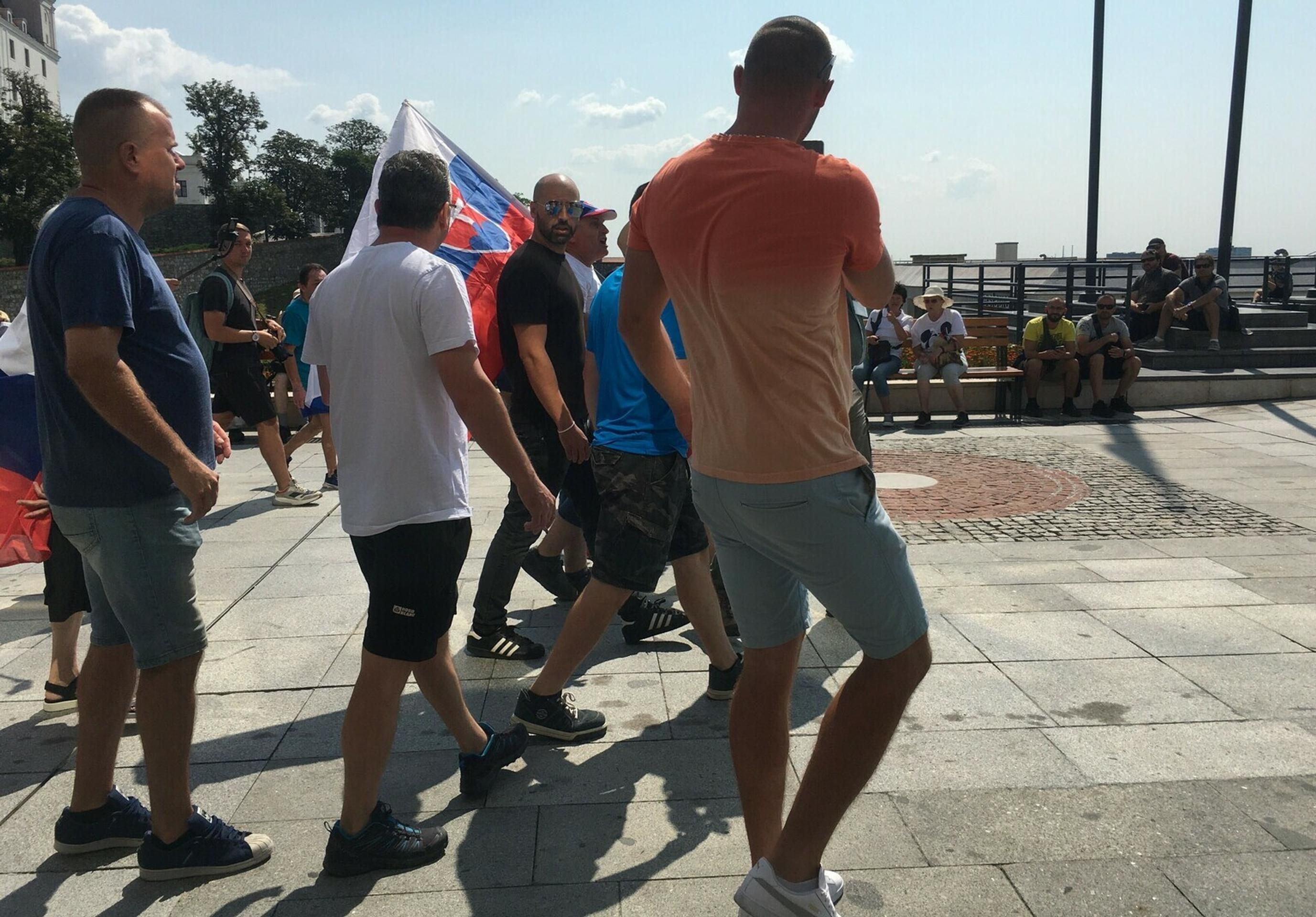 Demonštranti slovne a neskôr aj fyzicky napadli štáb TV Markíza.