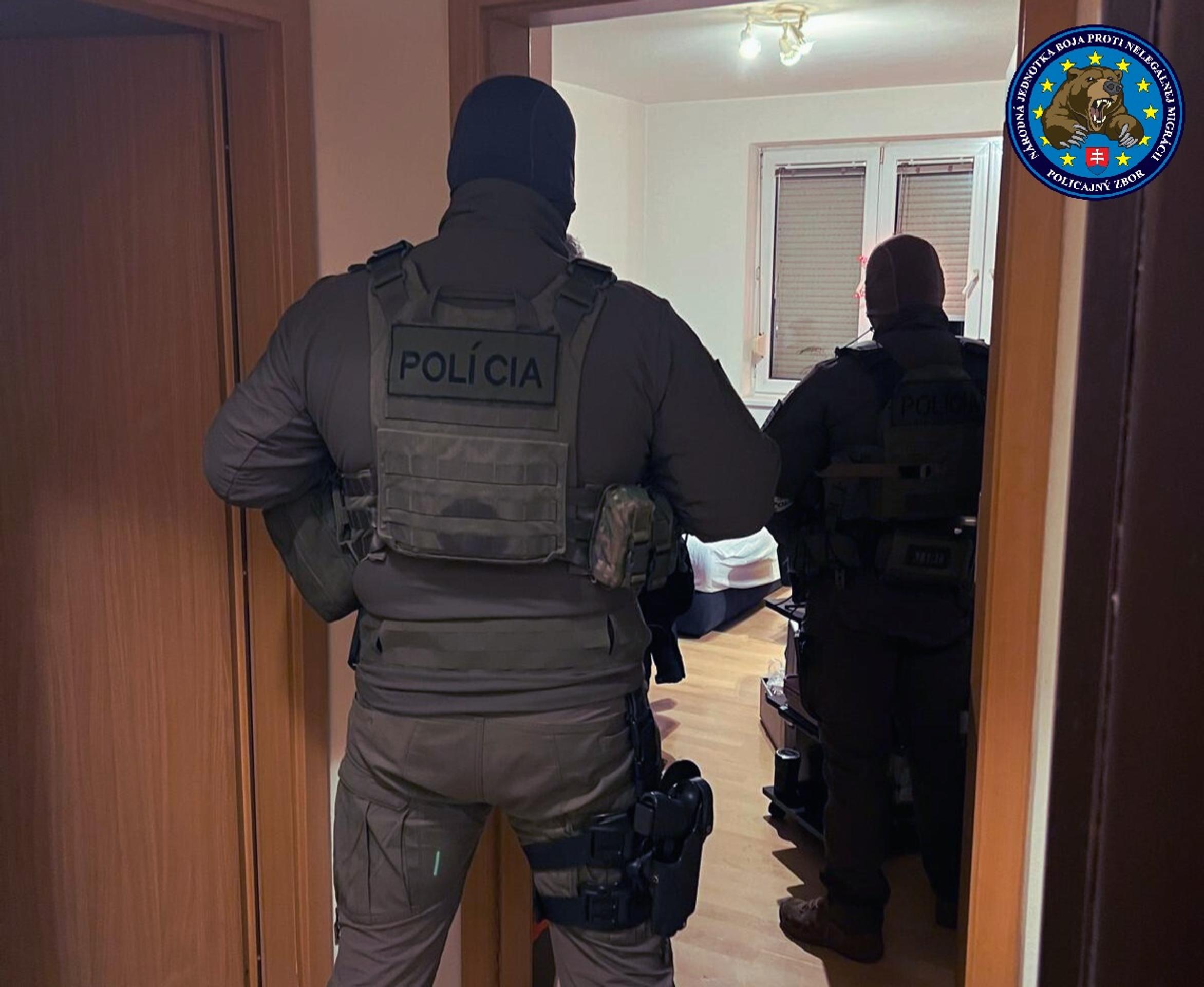 Polícia rozbila sieť nelegálneho zamestnávania Srbov na Slovensku