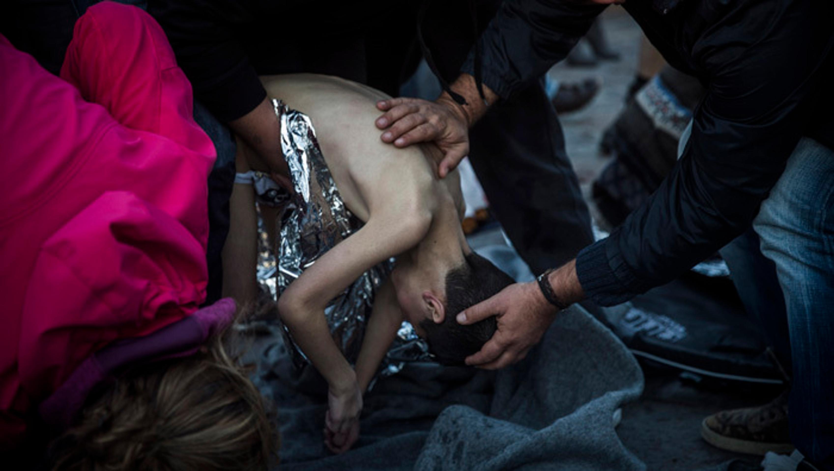 Na prevrátenej lodi s utečencami boli aj malé deti.