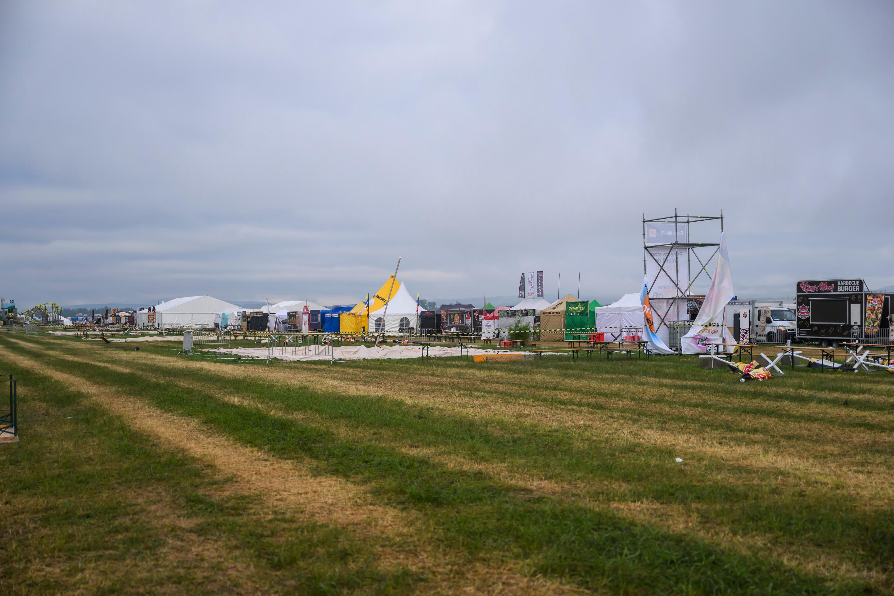 Festival Pohoda po intenzívnej búrke a páde stanu predčasne ukončili.