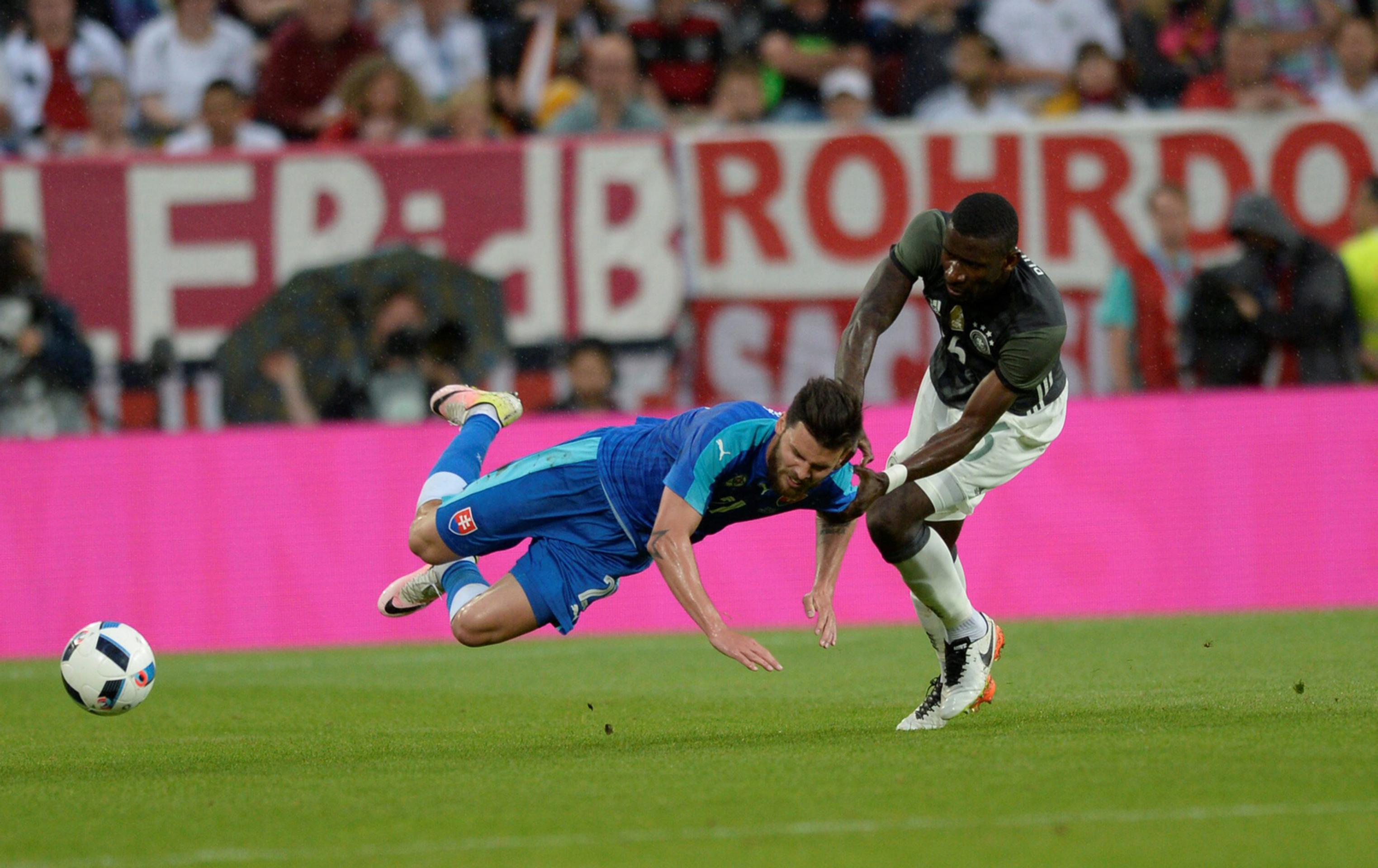 Slovák Michal Ďuriš (vľavo) a Nemec Sami Khedira bojujú o loptu